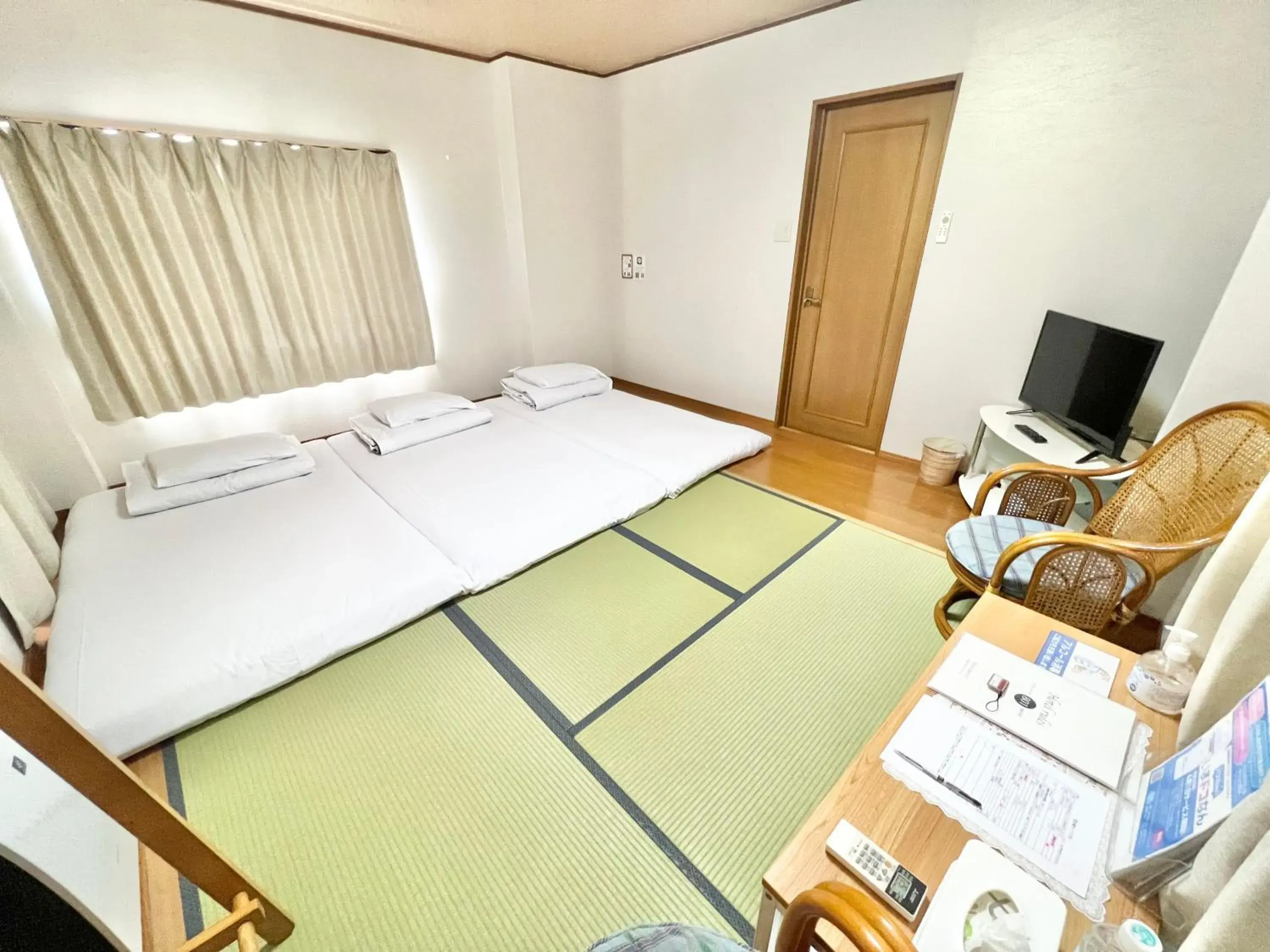 Photo of the whole room, Bed in PetitHotel017全室ミニキッチン付きファミリルーム 飲食街中心 阿波踊り会館7分 文理 徳島大学 アスティとくしま車8分 Photo of the whole room, Bed in PetitHotel017全室ミニキッチン付きファミリルーム 飲食街中心 阿波踊り会館7分 文理 徳島大学 アスティとくしま車8分