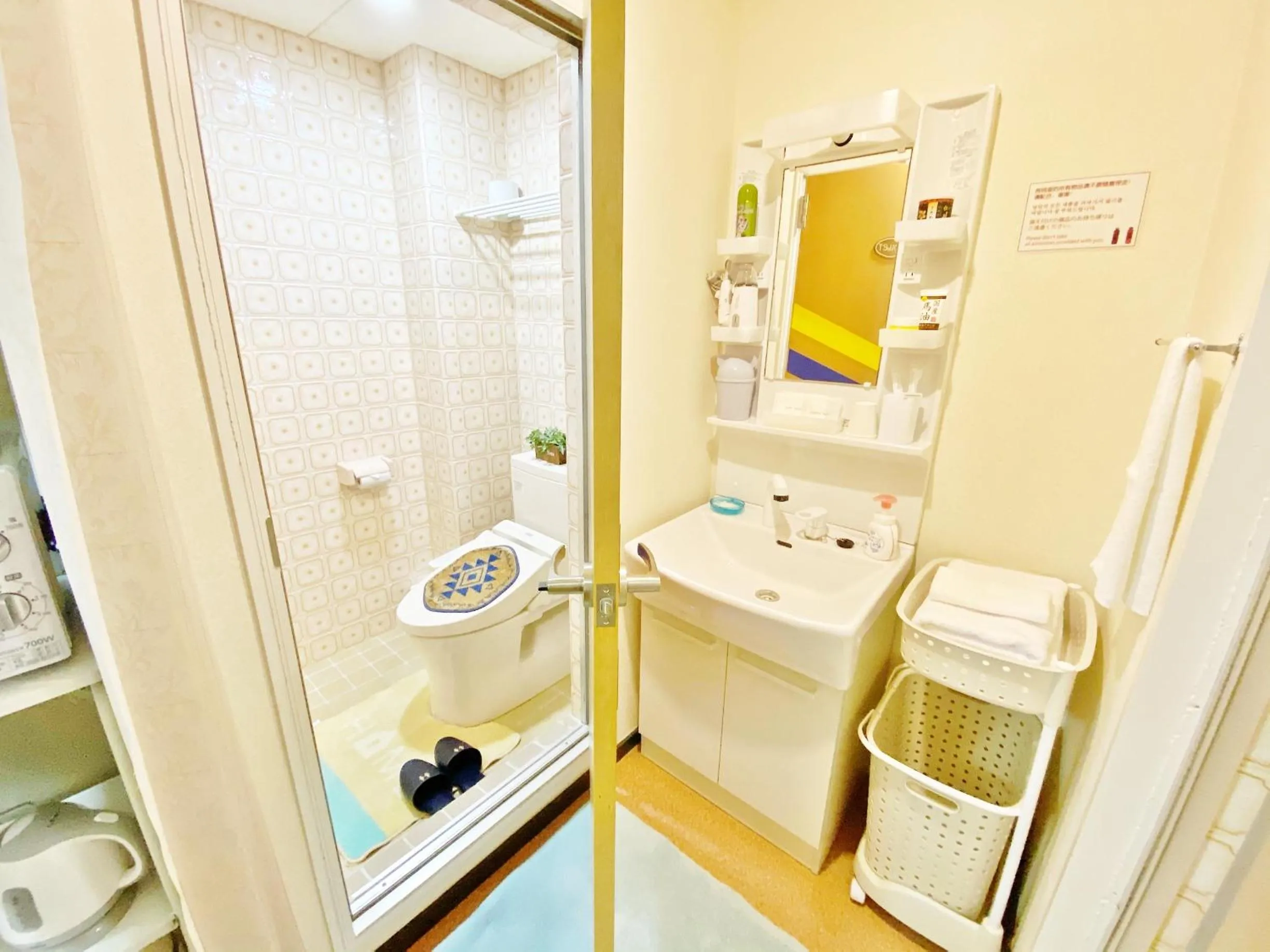 Toilet in PetitHotel017全室ミニキッチン付きファミリルーム 飲食街中心 阿波踊り会館7分 文理 徳島大学 アスティとくしま車8分