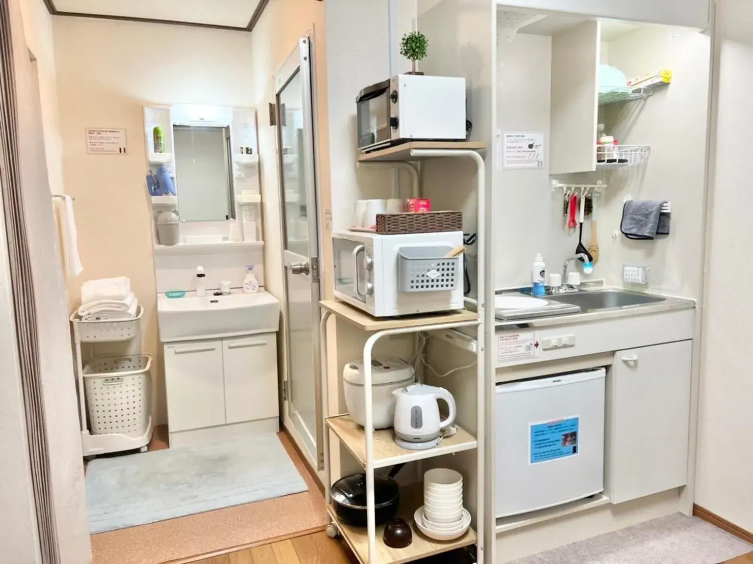 Kitchen or kitchenette in PetitHotel017全室ミニキッチン付きファミリルーム 飲食街中心 阿波踊り会館7分 文理 徳島大学 アスティとくしま車8分 Kitchen or kitchenette in PetitHotel017全室ミニキッチン付きファミリルーム 飲食街中心 阿波踊り会館7分 文理 徳島大学 アスティとくしま車8分