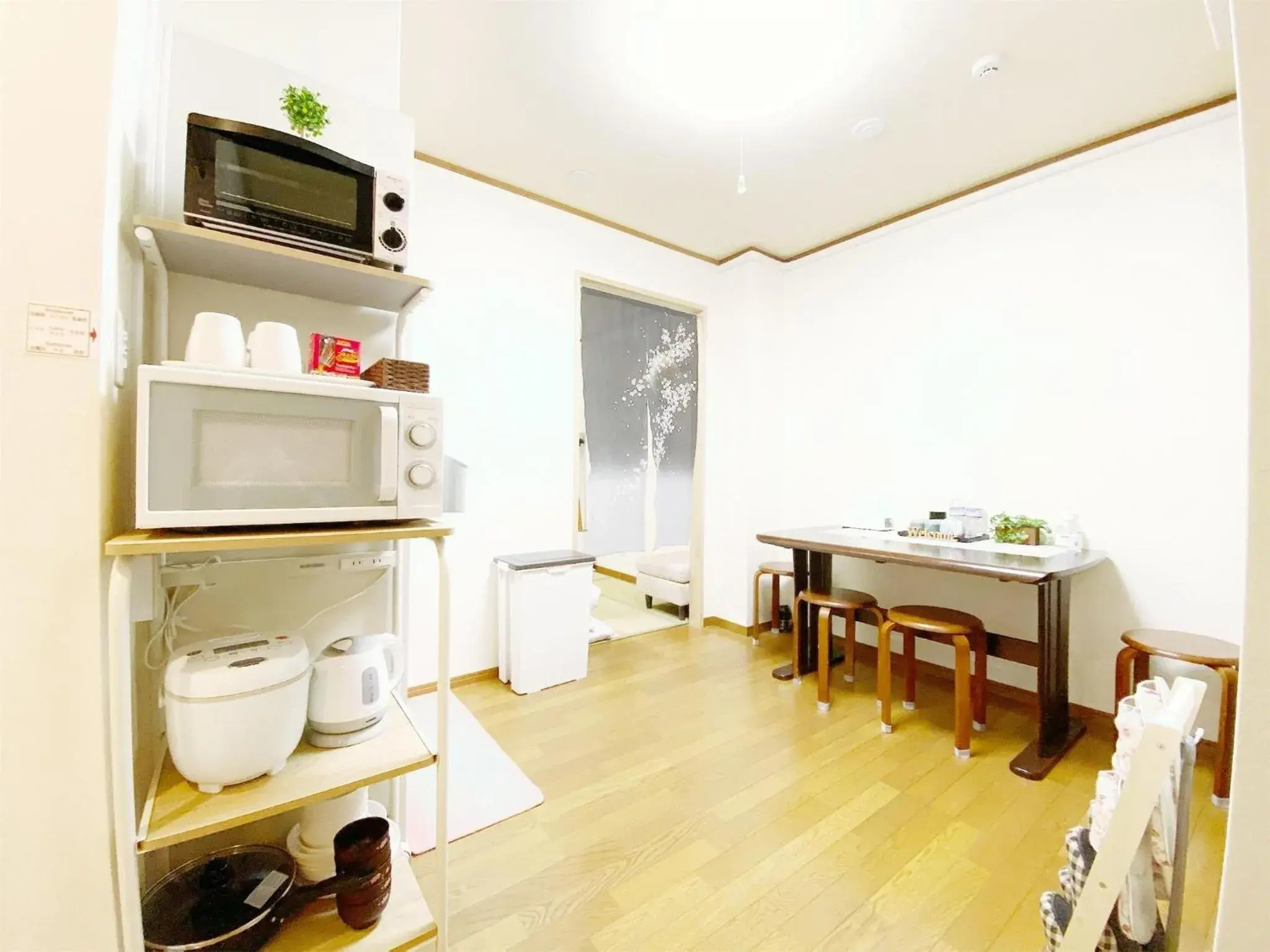 Living room in PetitHotel017全室ミニキッチン付きファミリルーム 飲食街中心 阿波踊り会館7分 文理 徳島大学 アスティとくしま車8分 Living room in PetitHotel017全室ミニキッチン付きファミリルーム 飲食街中心 阿波踊り会館7分 文理 徳島大学 アスティとくしま車8分