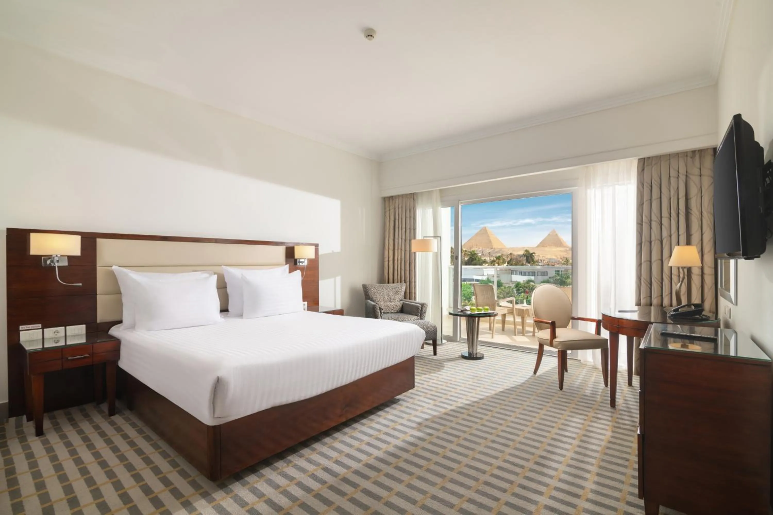 Bed in Steigenberger Pyramids Cairo