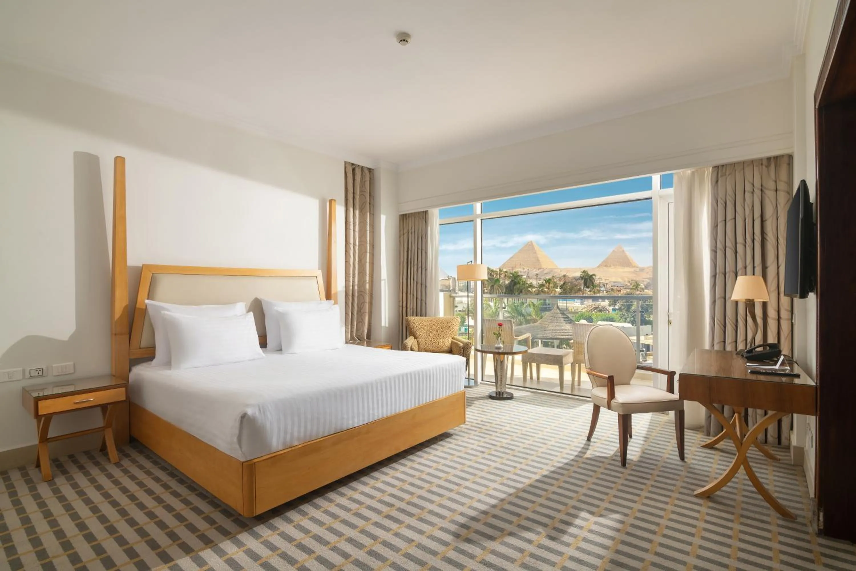 Bed in Steigenberger Pyramids Cairo