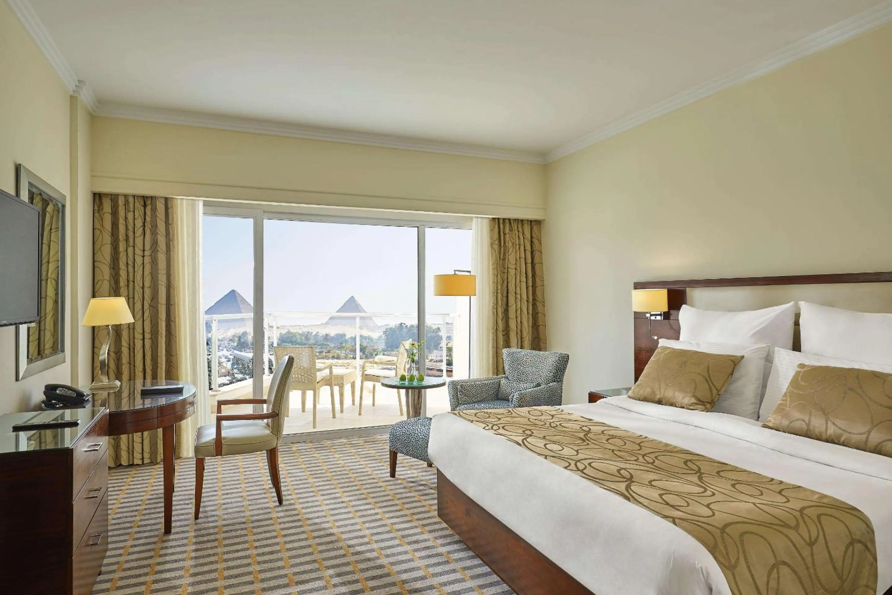 Photo of the whole room, Bed in Steigenberger Pyramids Cairo