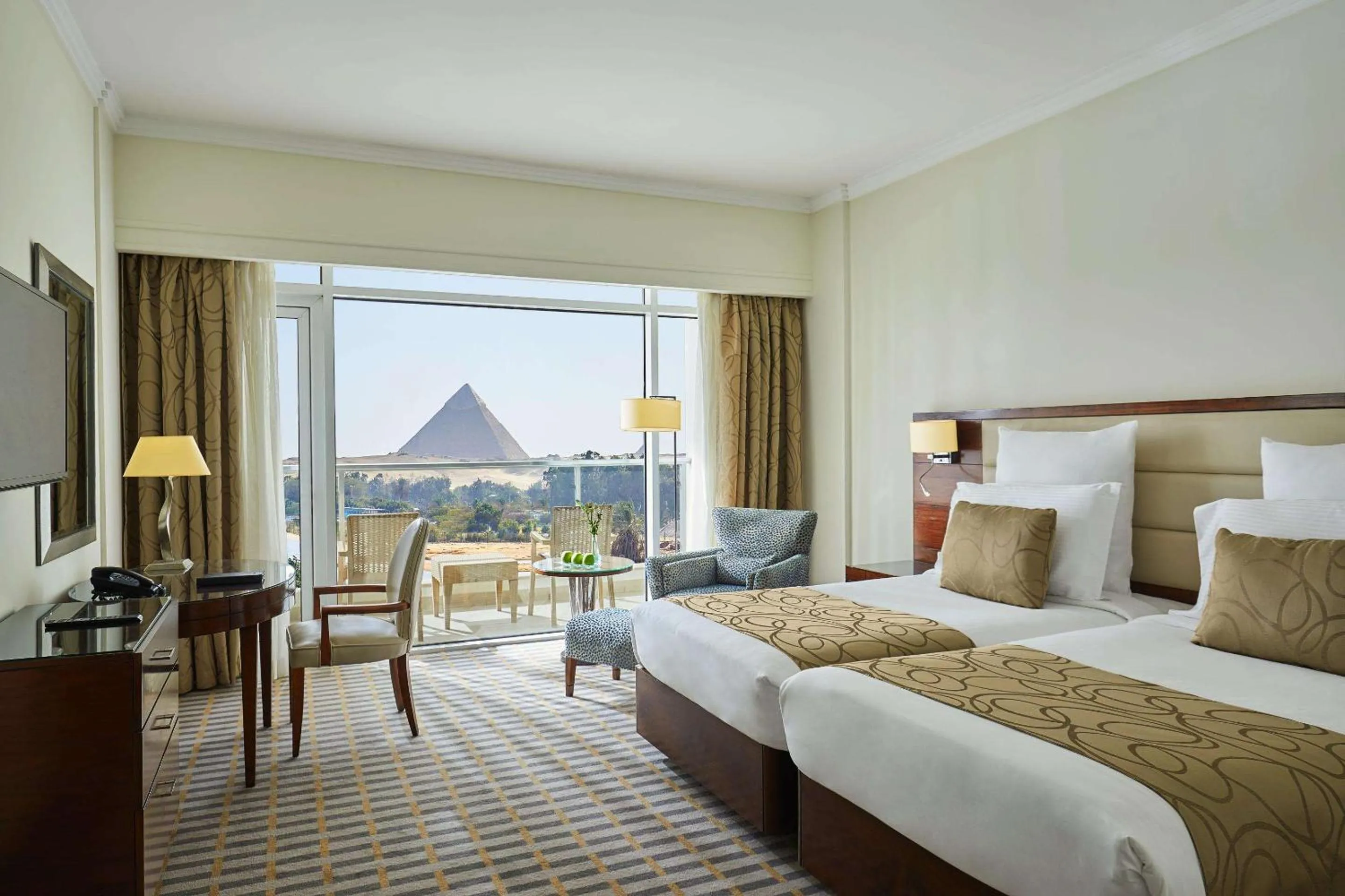 Photo of the whole room, Bed in Steigenberger Pyramids Cairo