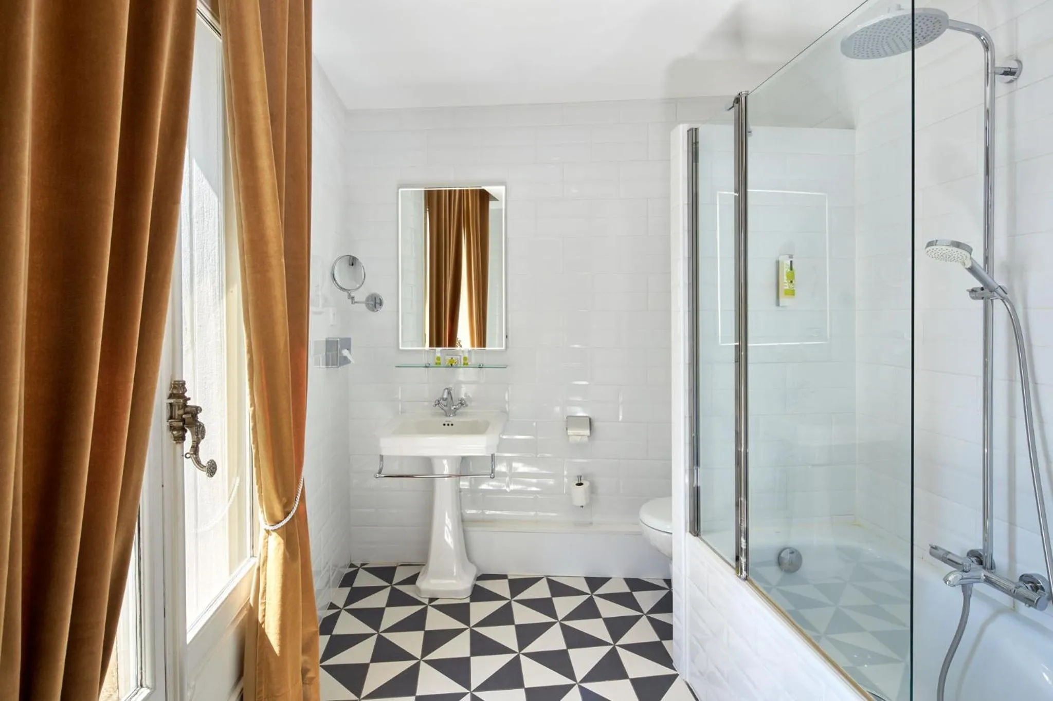 Bathroom in Hôtel Saint-Alban