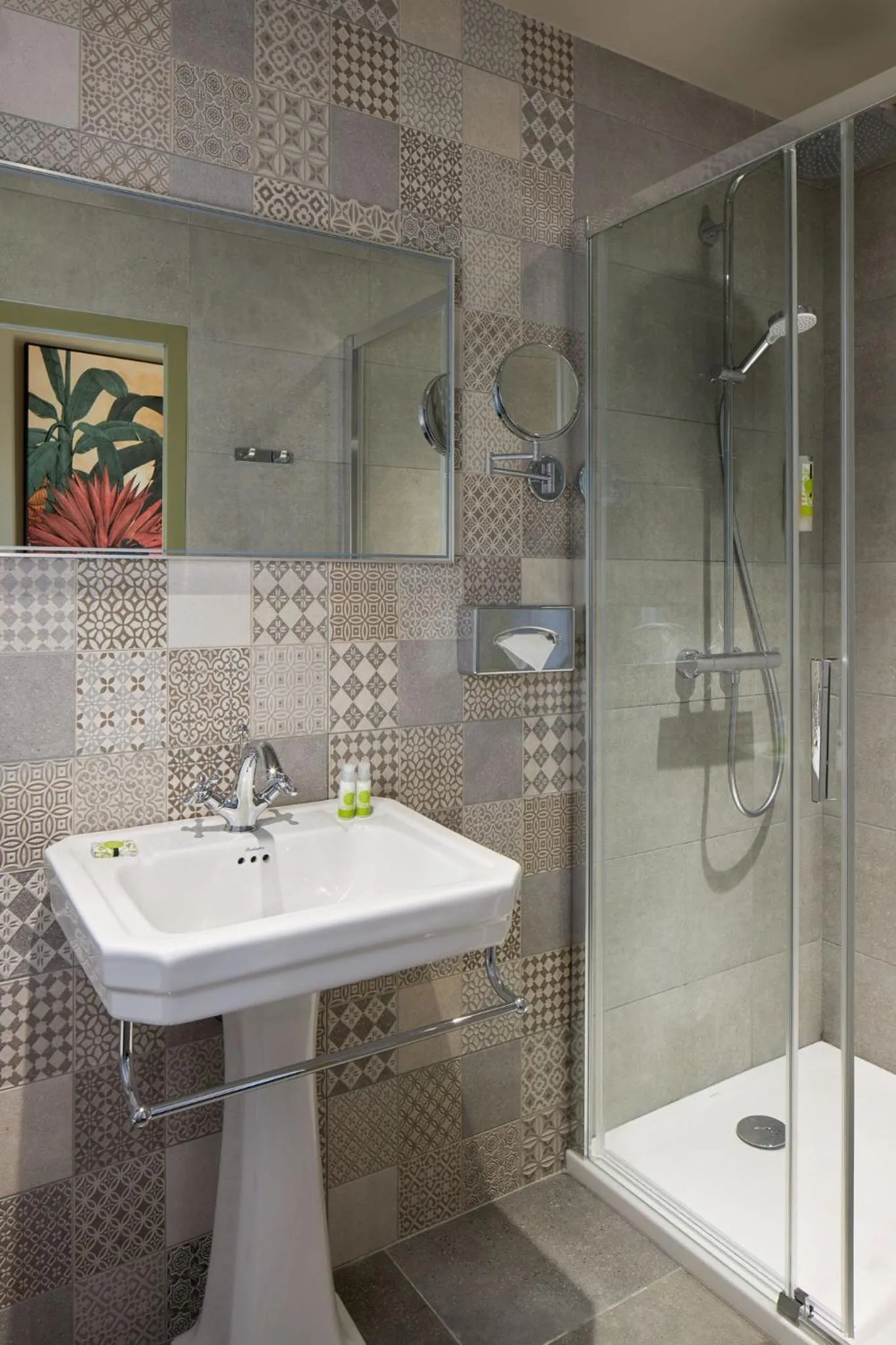 Bathroom in Hôtel Saint-Alban