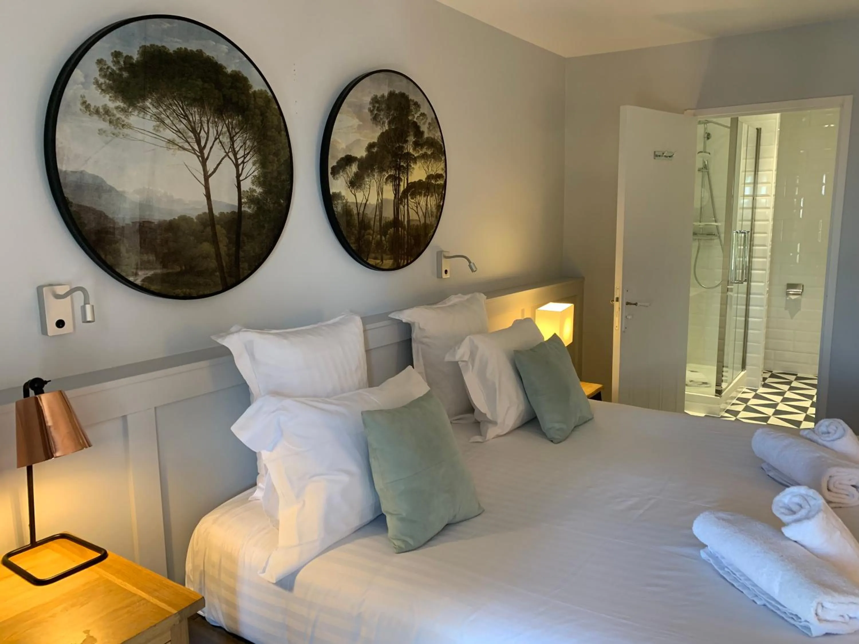 Photo of the whole room, Bed in Hôtel Saint-Alban