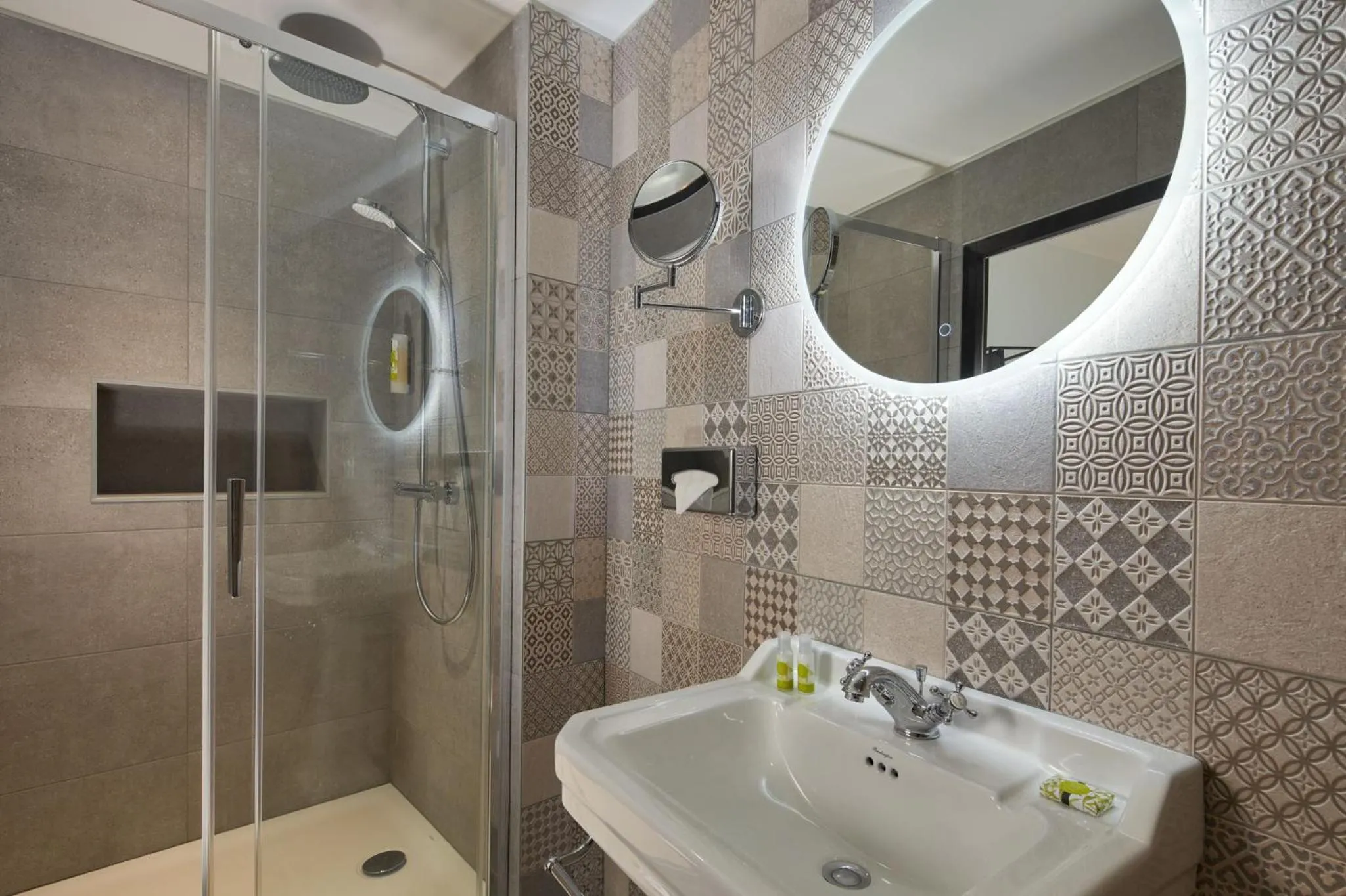 Bathroom in Hôtel Saint-Alban
