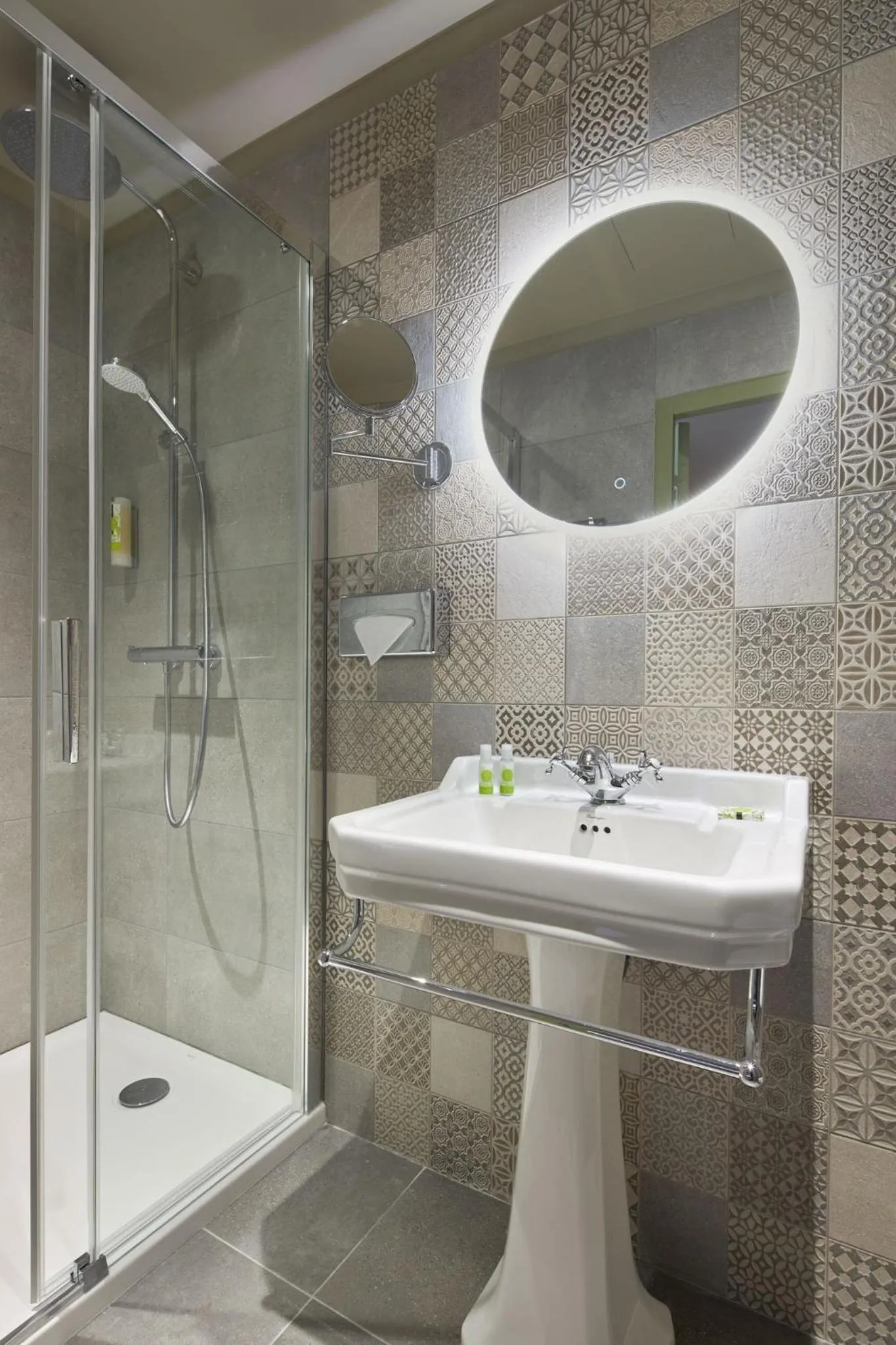 Bathroom in Hôtel Saint-Alban