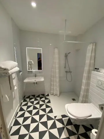 Bathroom in Hôtel Saint-Alban