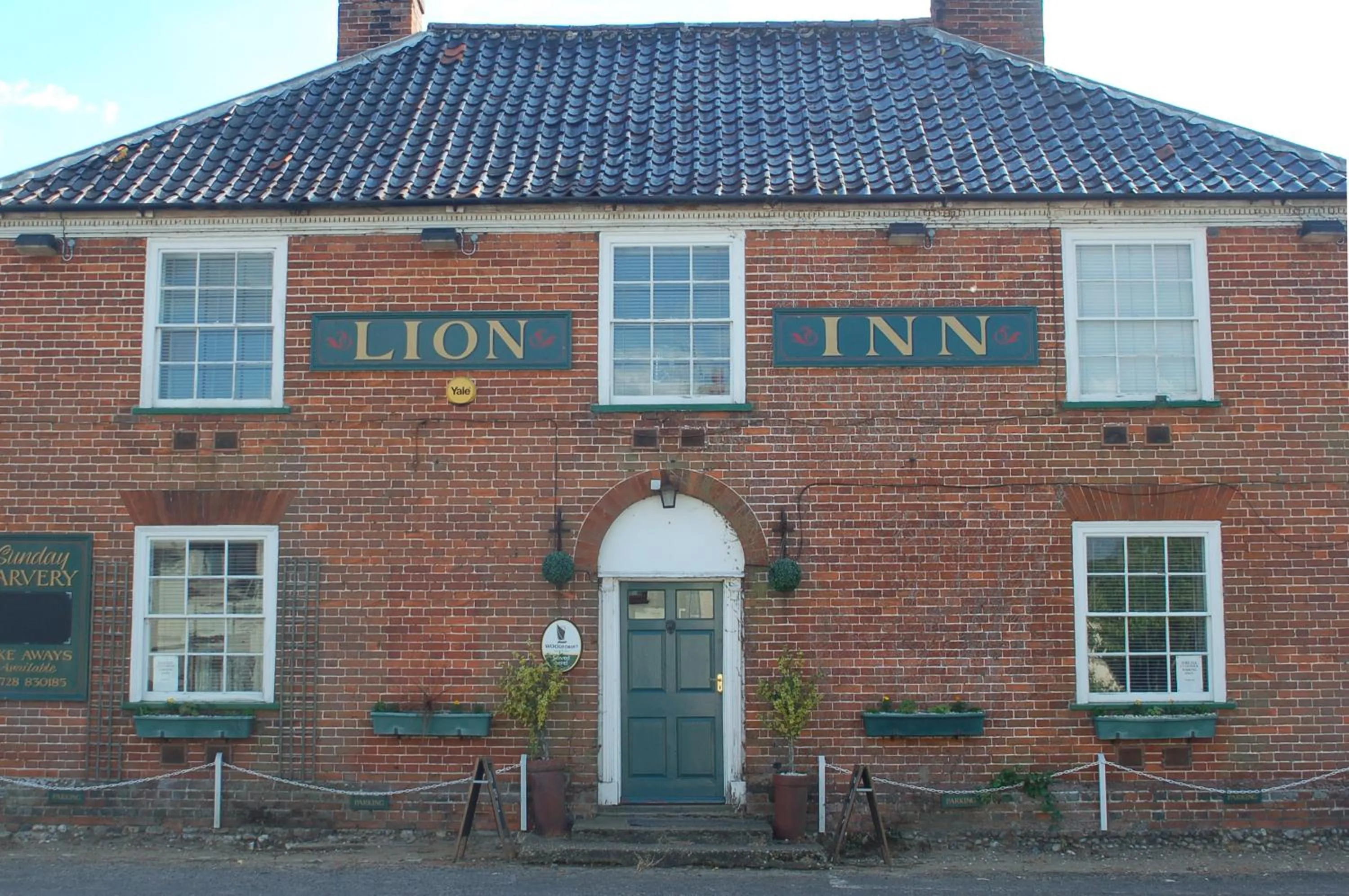 Facade/entrance in The Theberton Lion