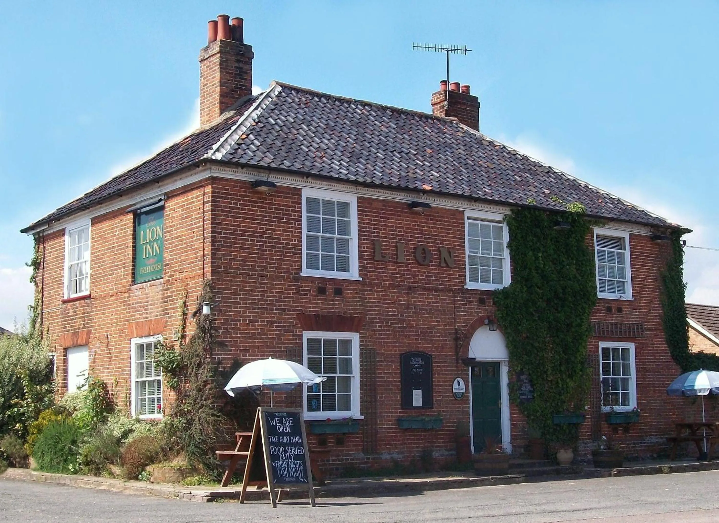 Facade/entrance in The Theberton Lion