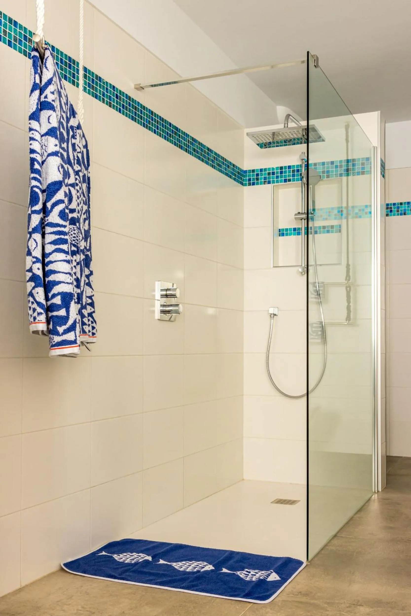Shower in CASANTILVIA heated pool paradise
