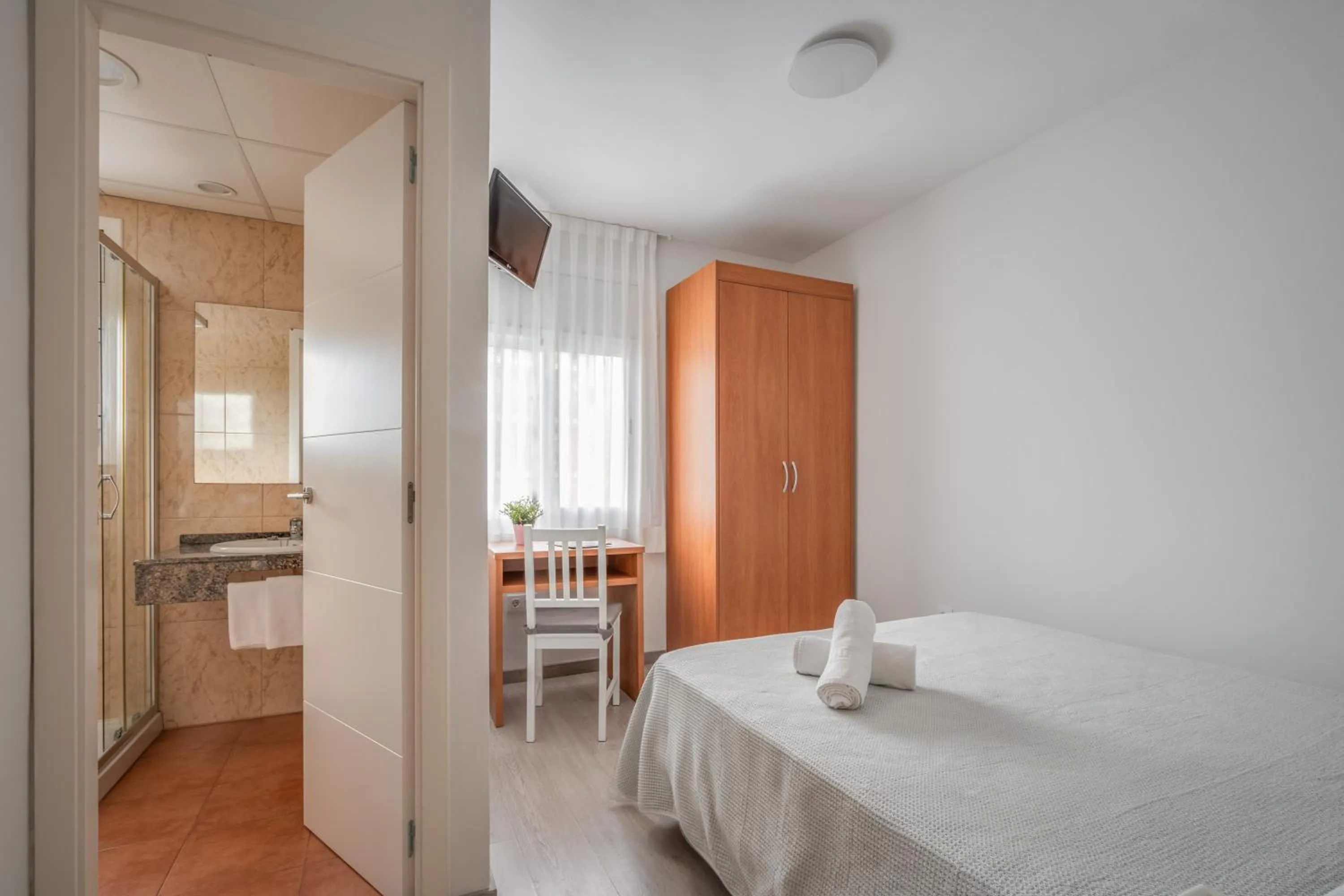 Bedroom, Bed in Hotel Tolosa