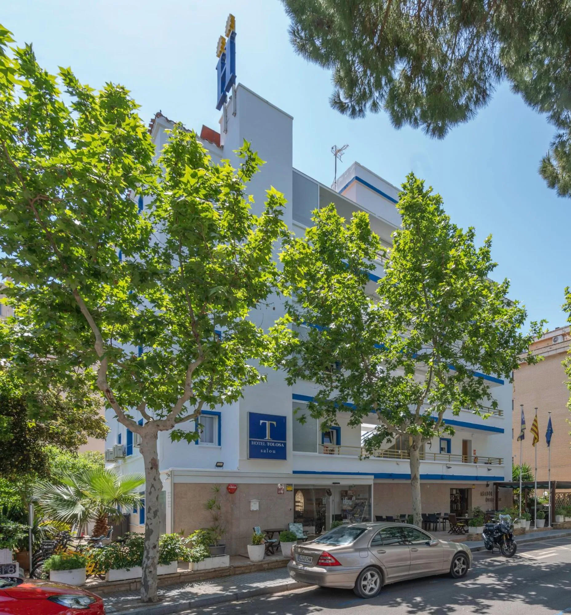 Facade/entrance in Hotel Tolosa