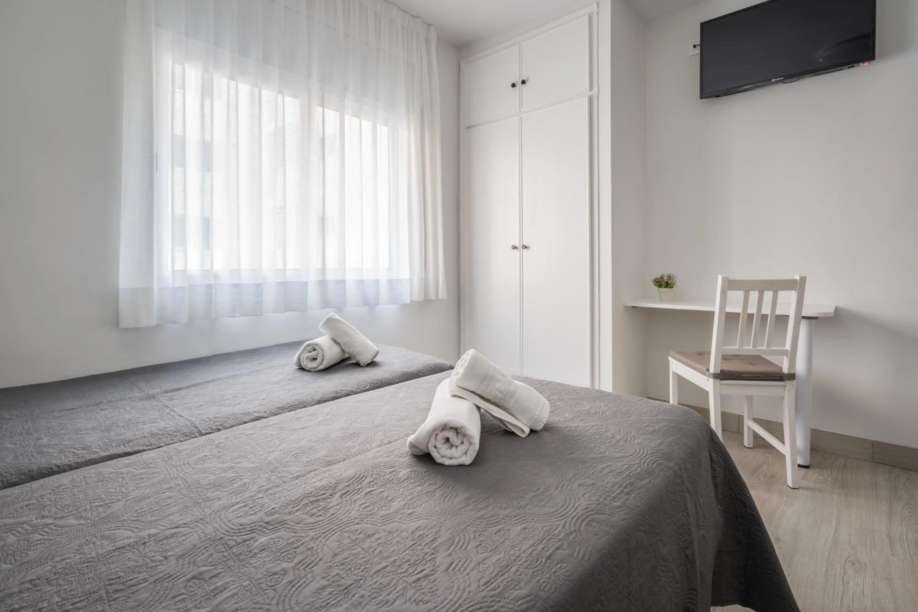 Bedroom, Bed in Hotel Tolosa