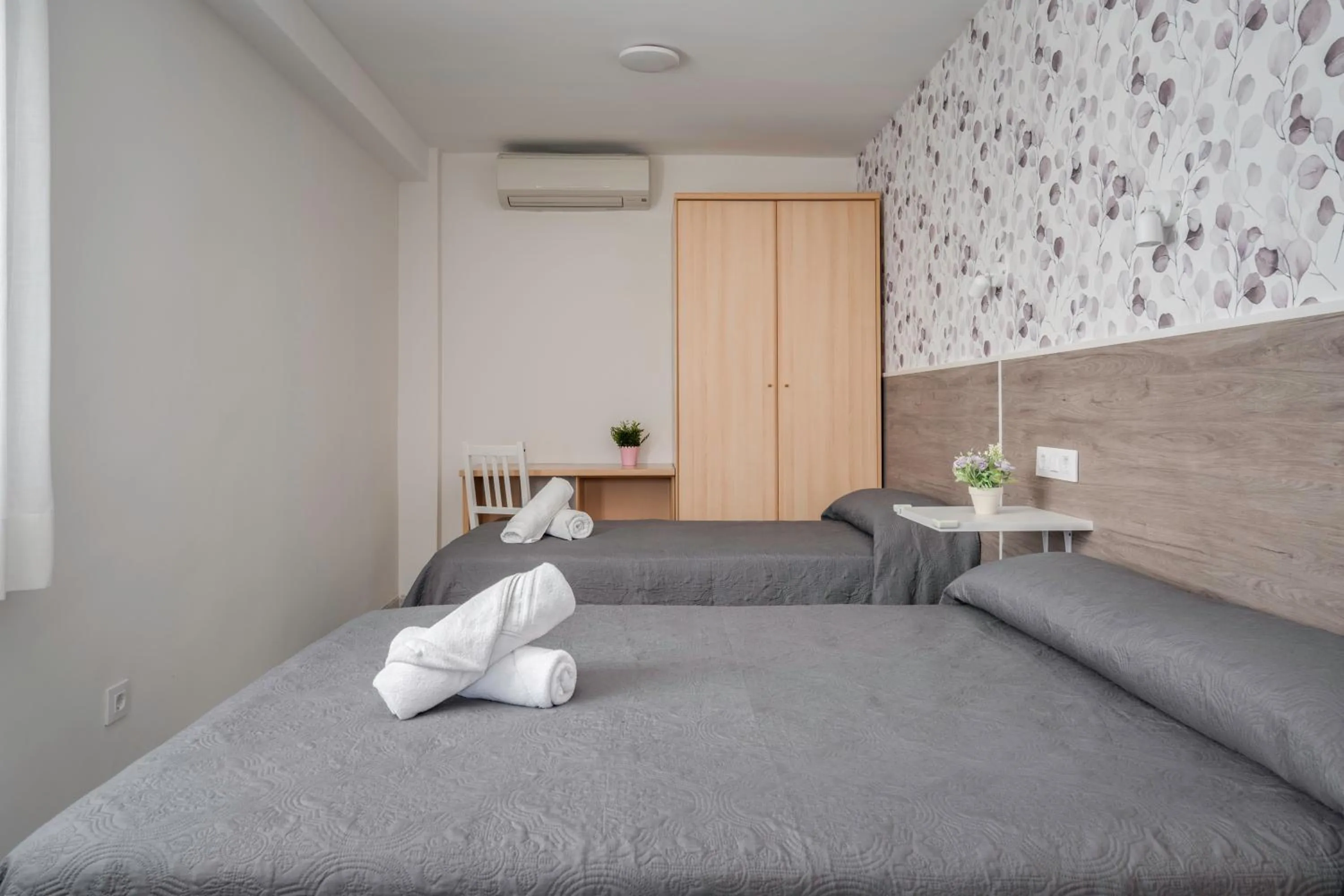 Bedroom, Bed in Hotel Tolosa