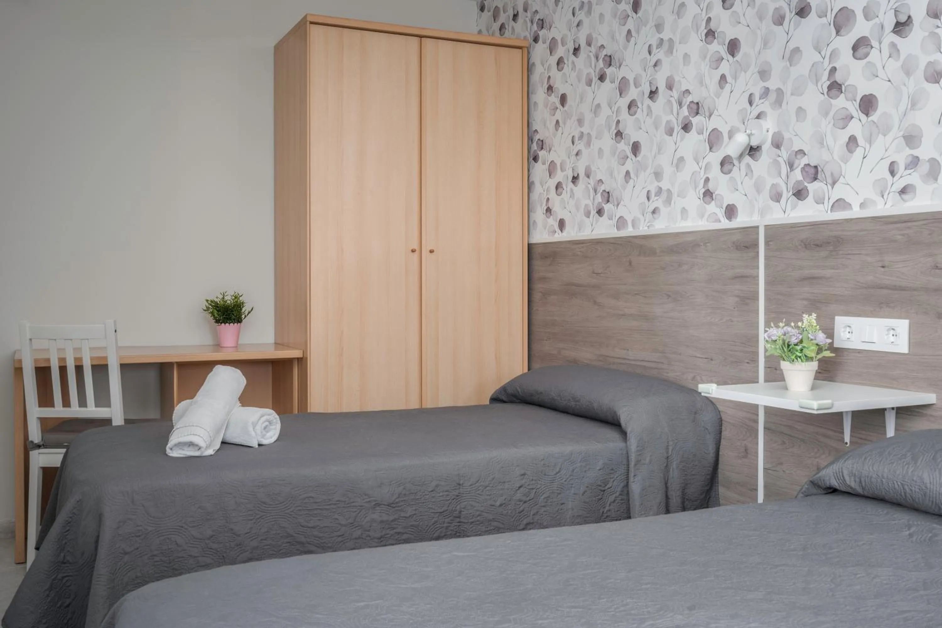 Bedroom, Bed in Hotel Tolosa