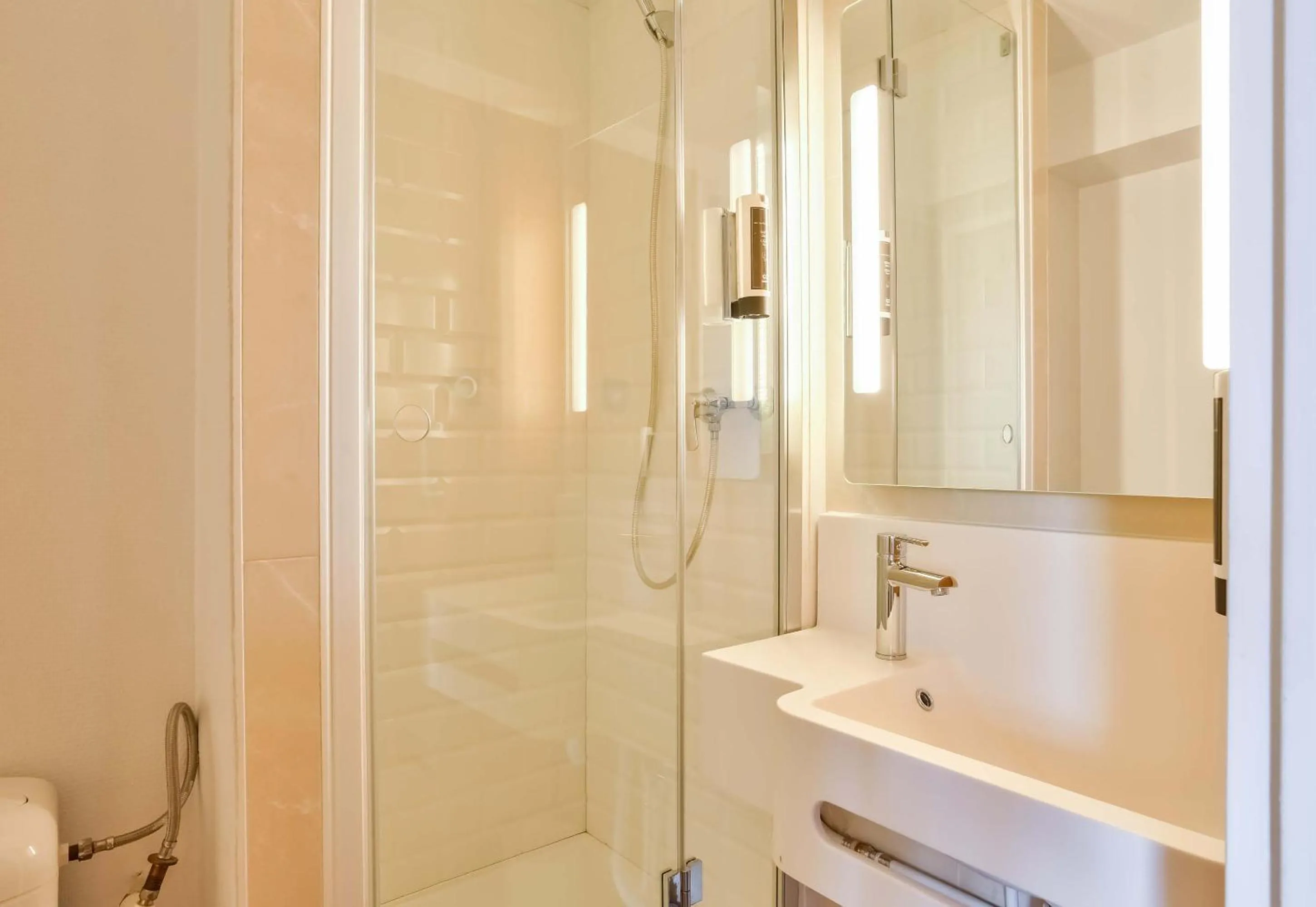 Bathroom in B&B HOTEL Paris Malakoff Parc des Expositions