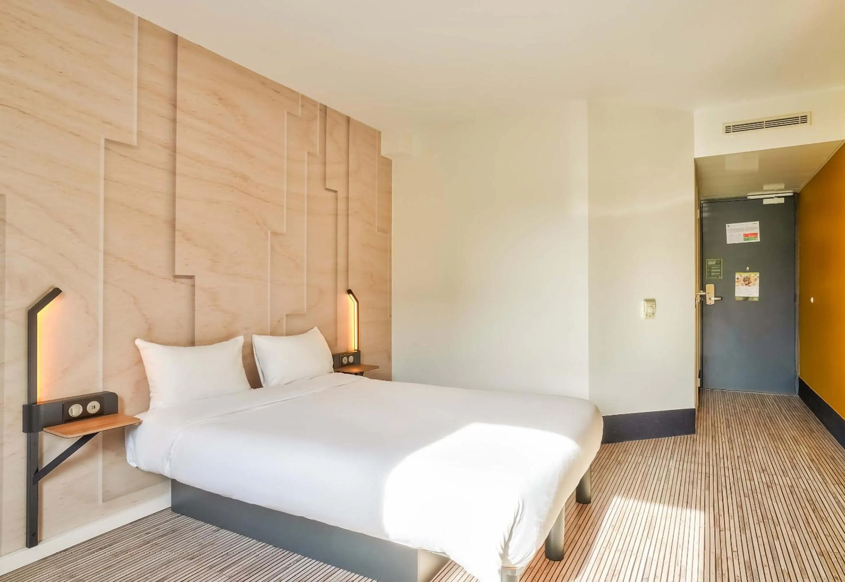 Photo of the whole room, Bed in B&B HOTEL Paris Malakoff Parc des Expositions