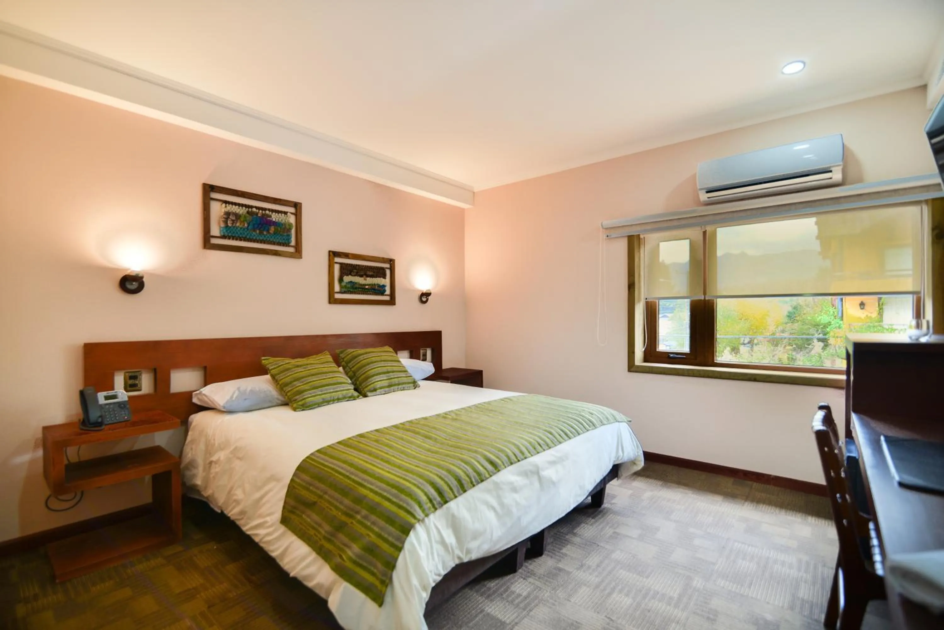Photo of the whole room, Bed in Hotel Pucón Indómito
