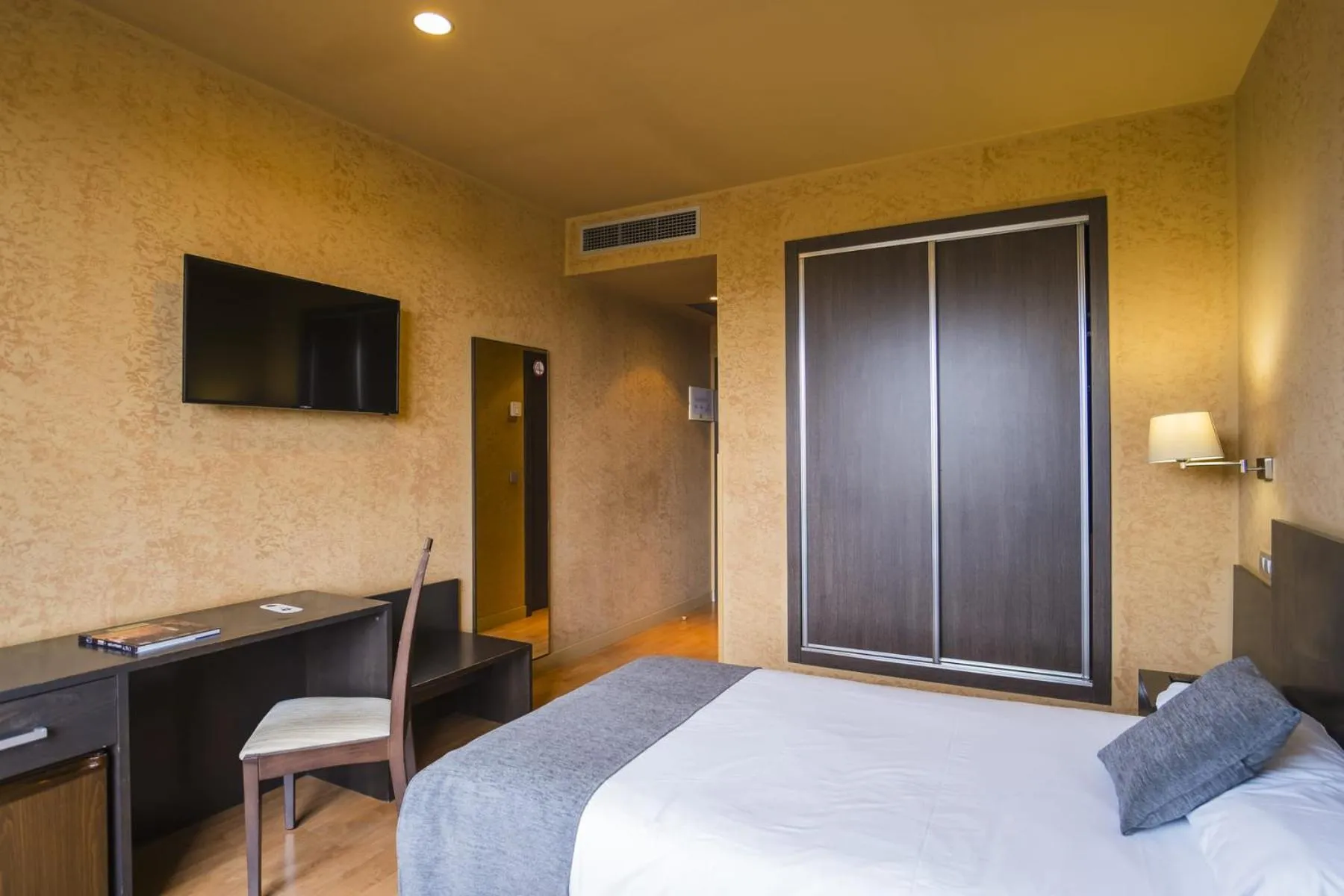 Bedroom, Bed in Alda El Espinar