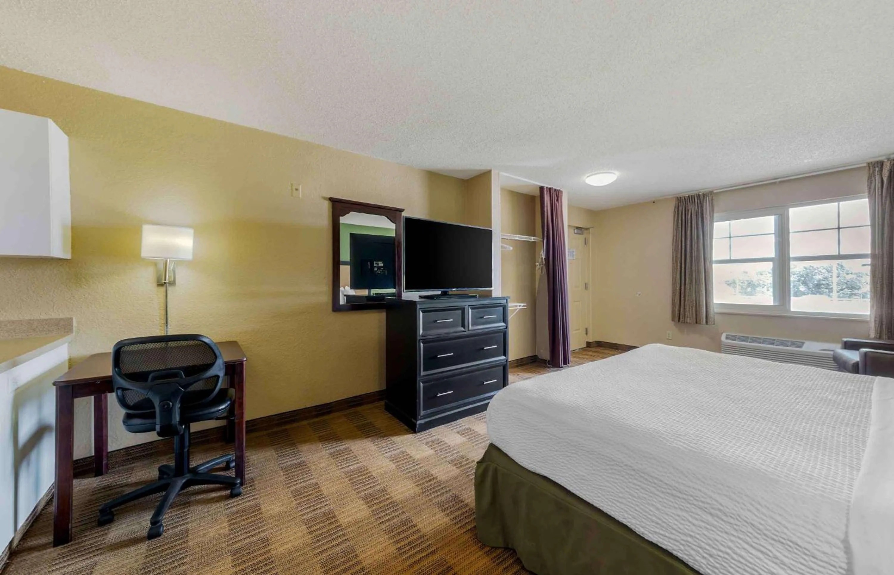 Bedroom, Bed in Extended Stay America Suites - Fort Lauderdale - Cypress Creek - Andrews Ave