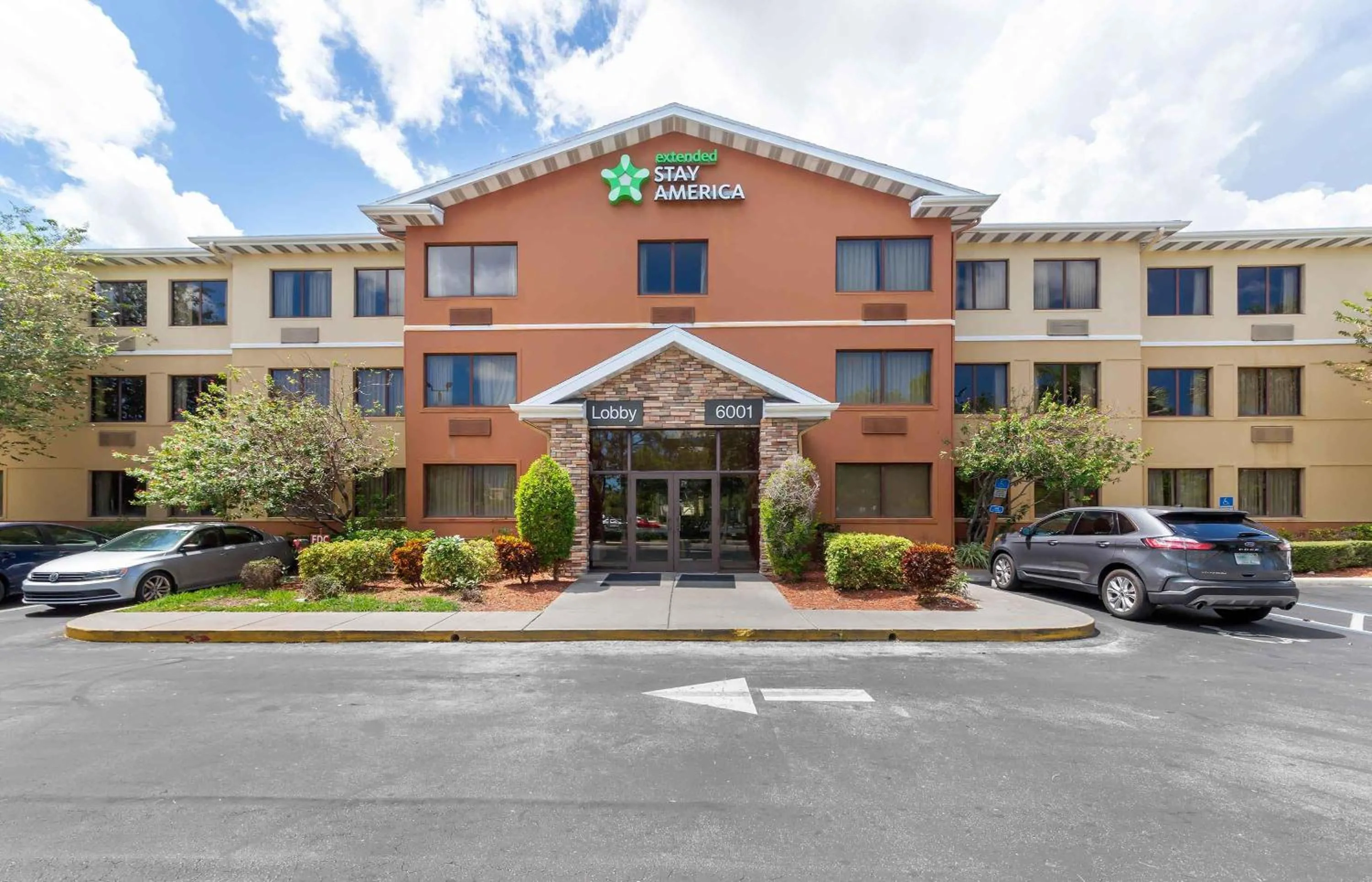 Property building in Extended Stay America Suites - Fort Lauderdale - Cypress Creek - NW 6th Way