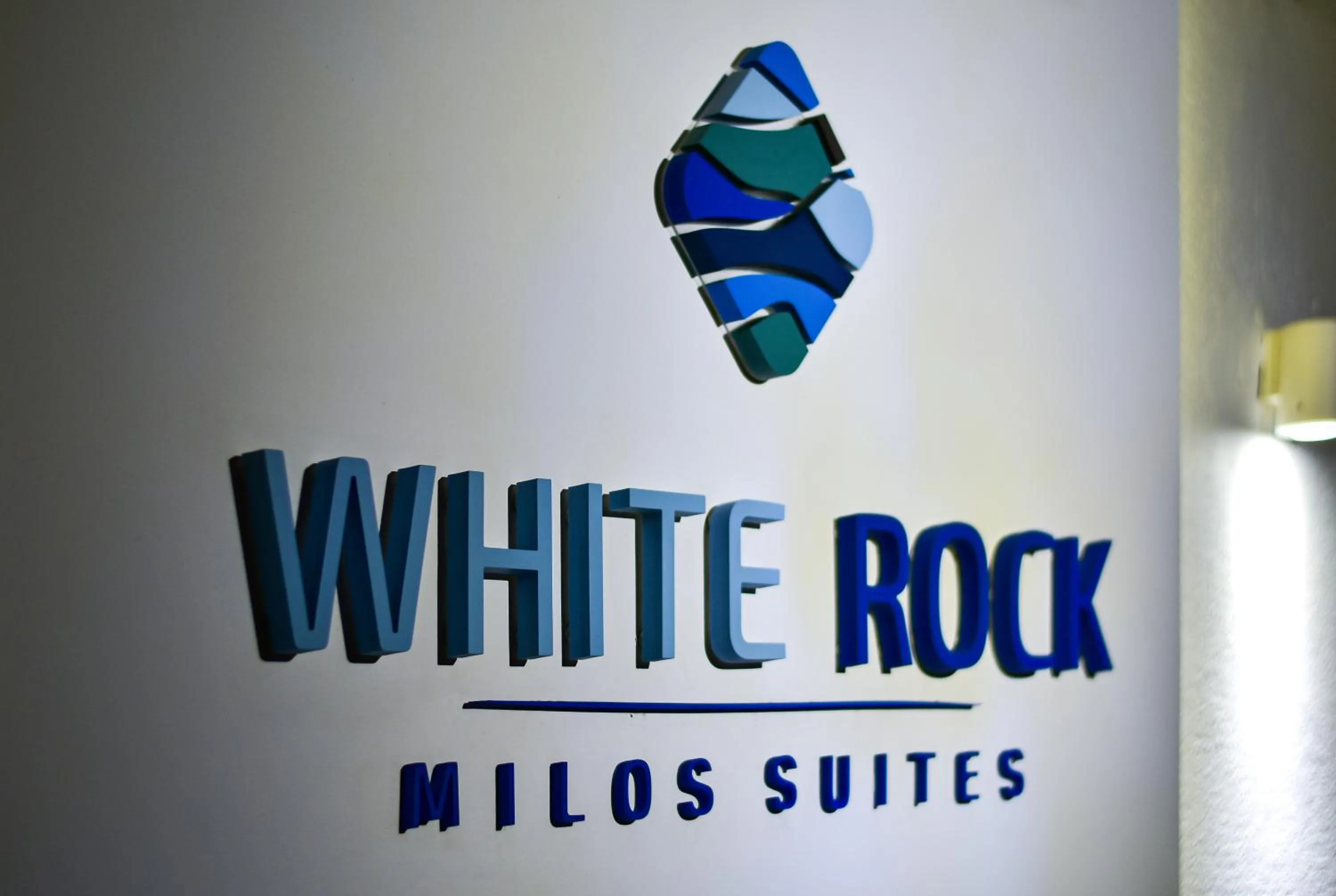 Facade/entrance in White Rock Milos Suites