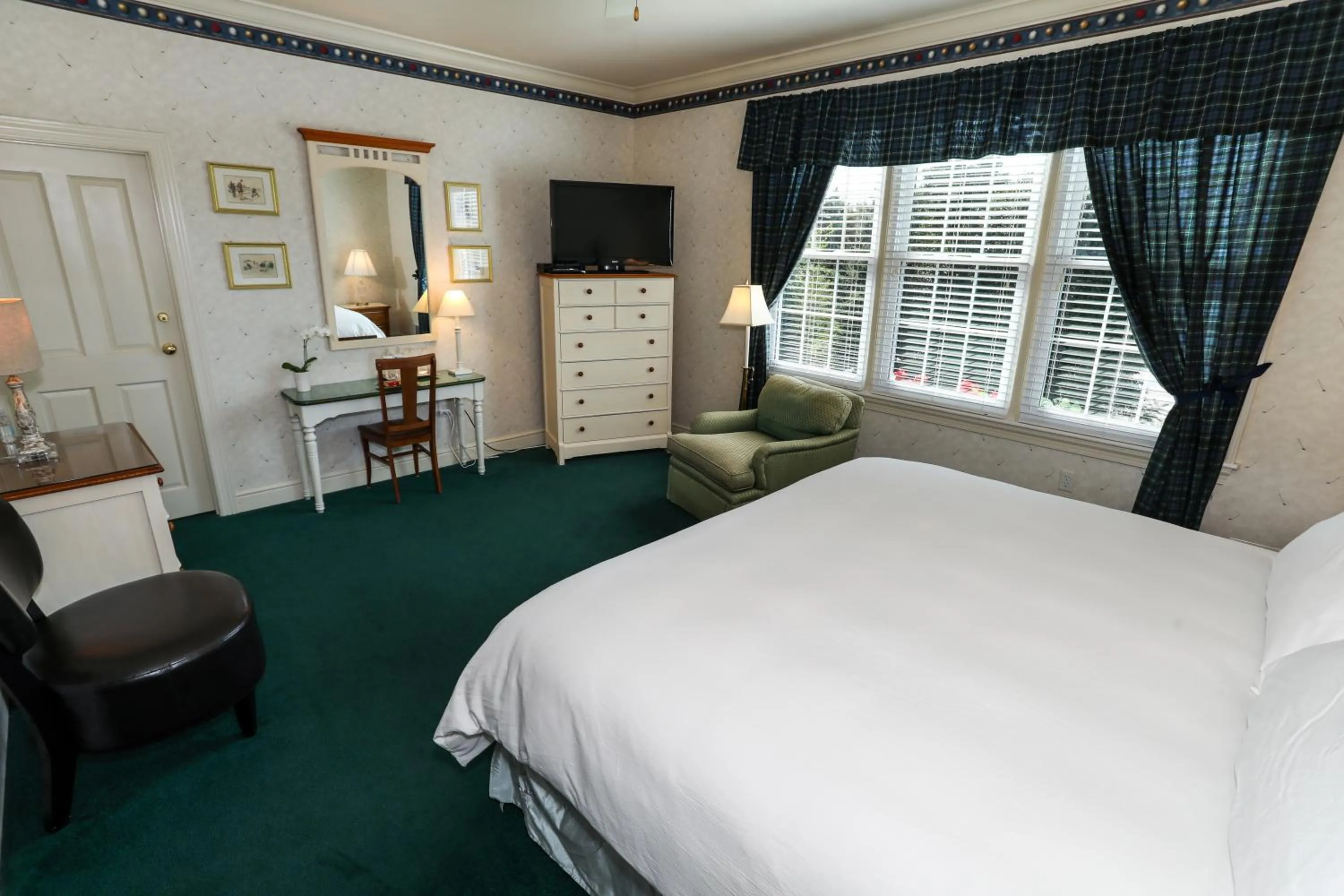 Bed in Oakmont Inn