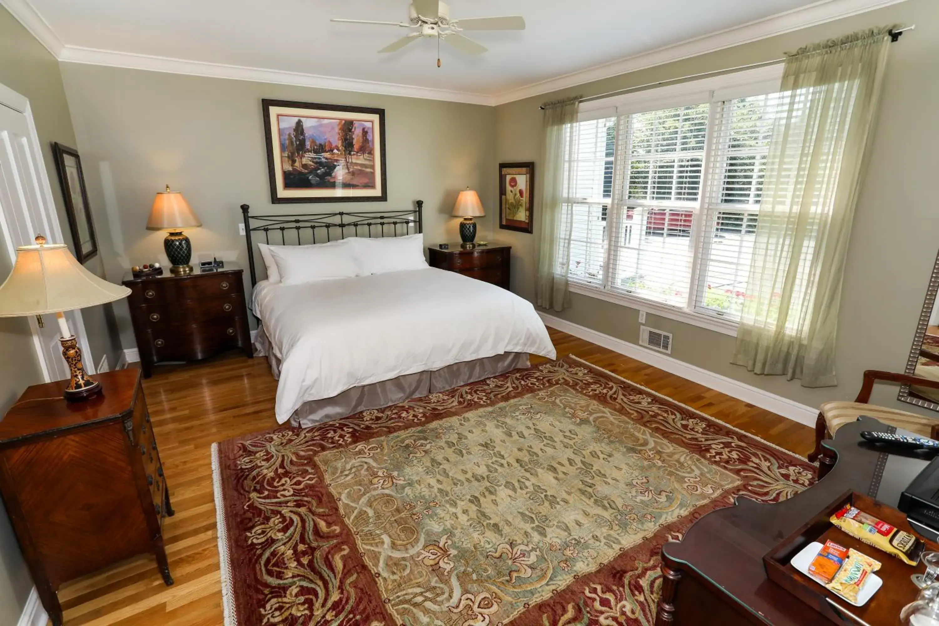 Deluxe King Suite in Oakmont Inn Deluxe King Suite in Oakmont Inn