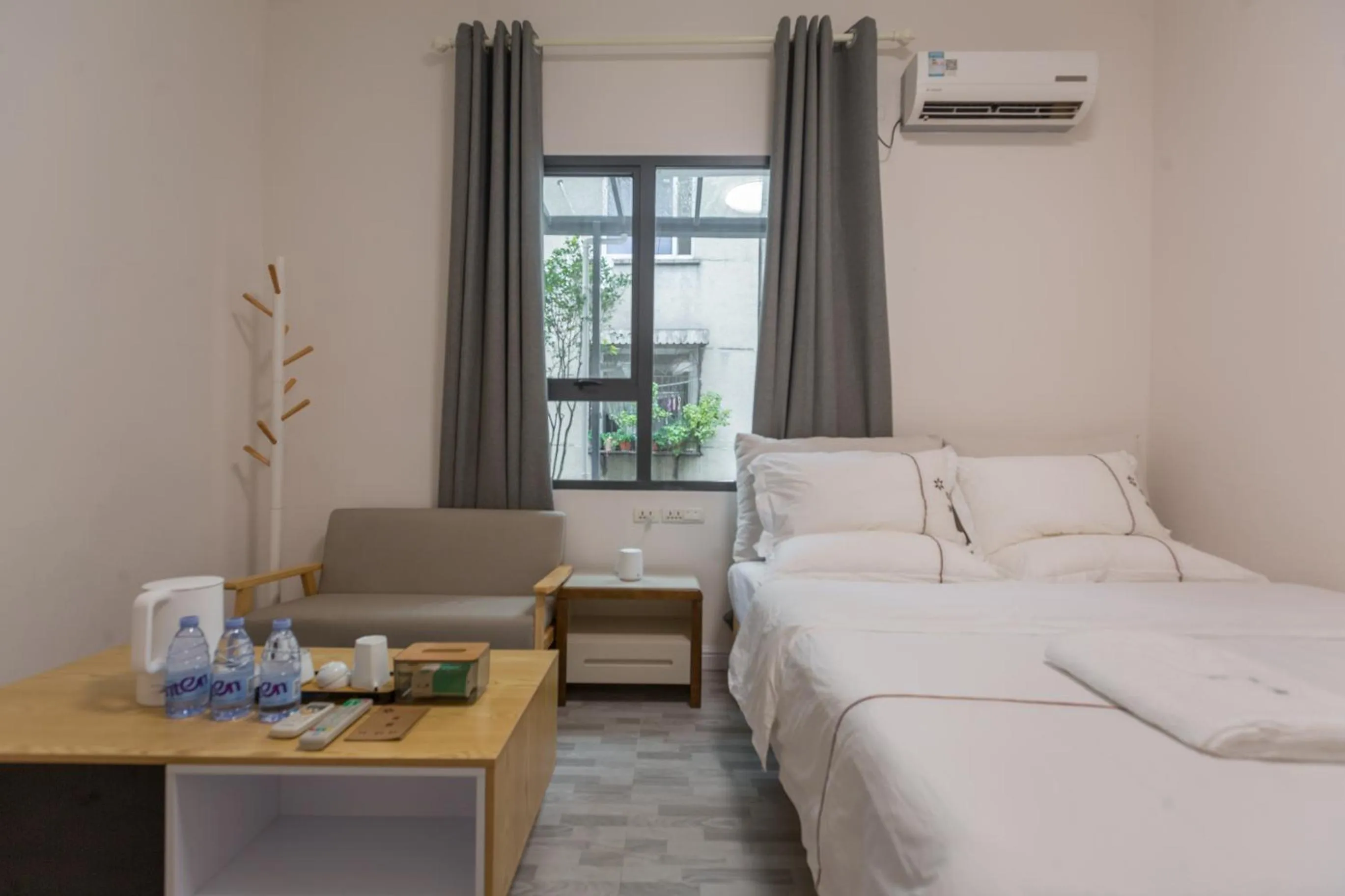 Bed in Guilin Flowers Inn