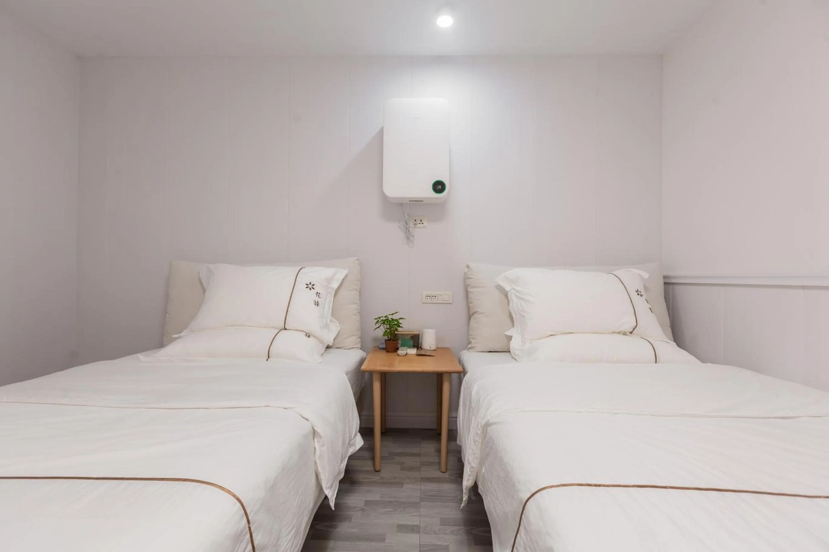 Bed in Guilin Flowers Inn