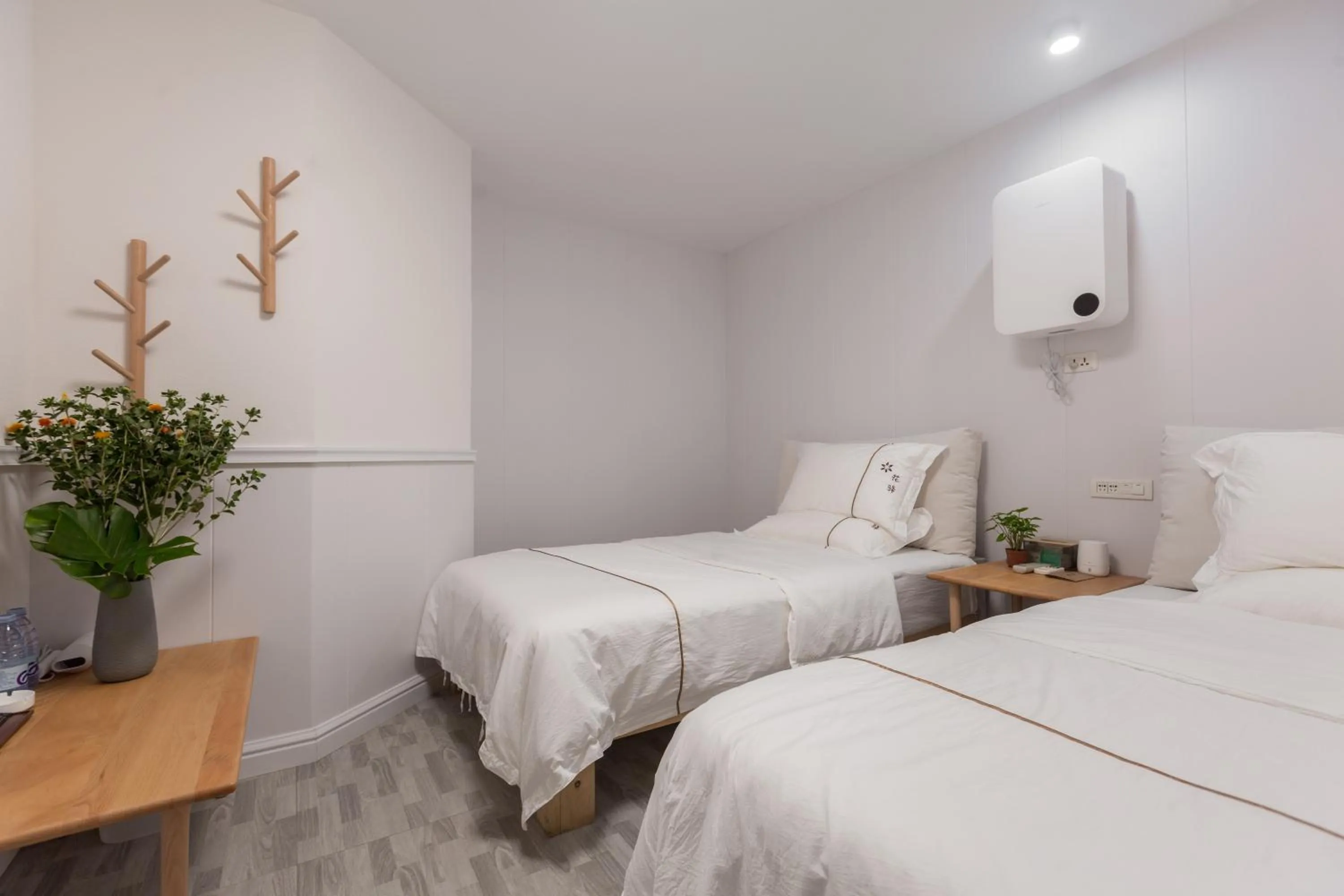 Bed in Guilin Flowers Inn