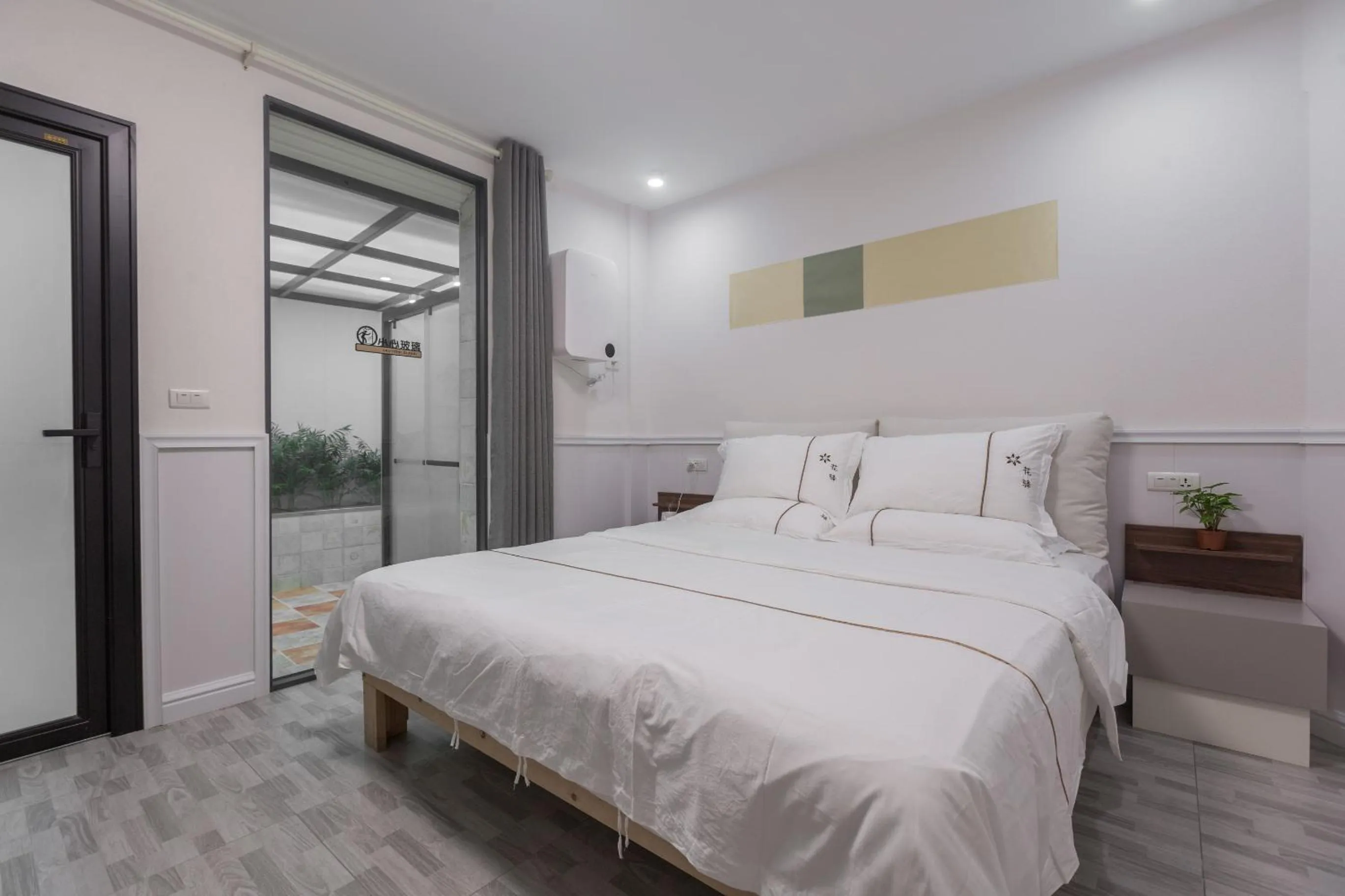 Bed in Guilin Flowers Inn