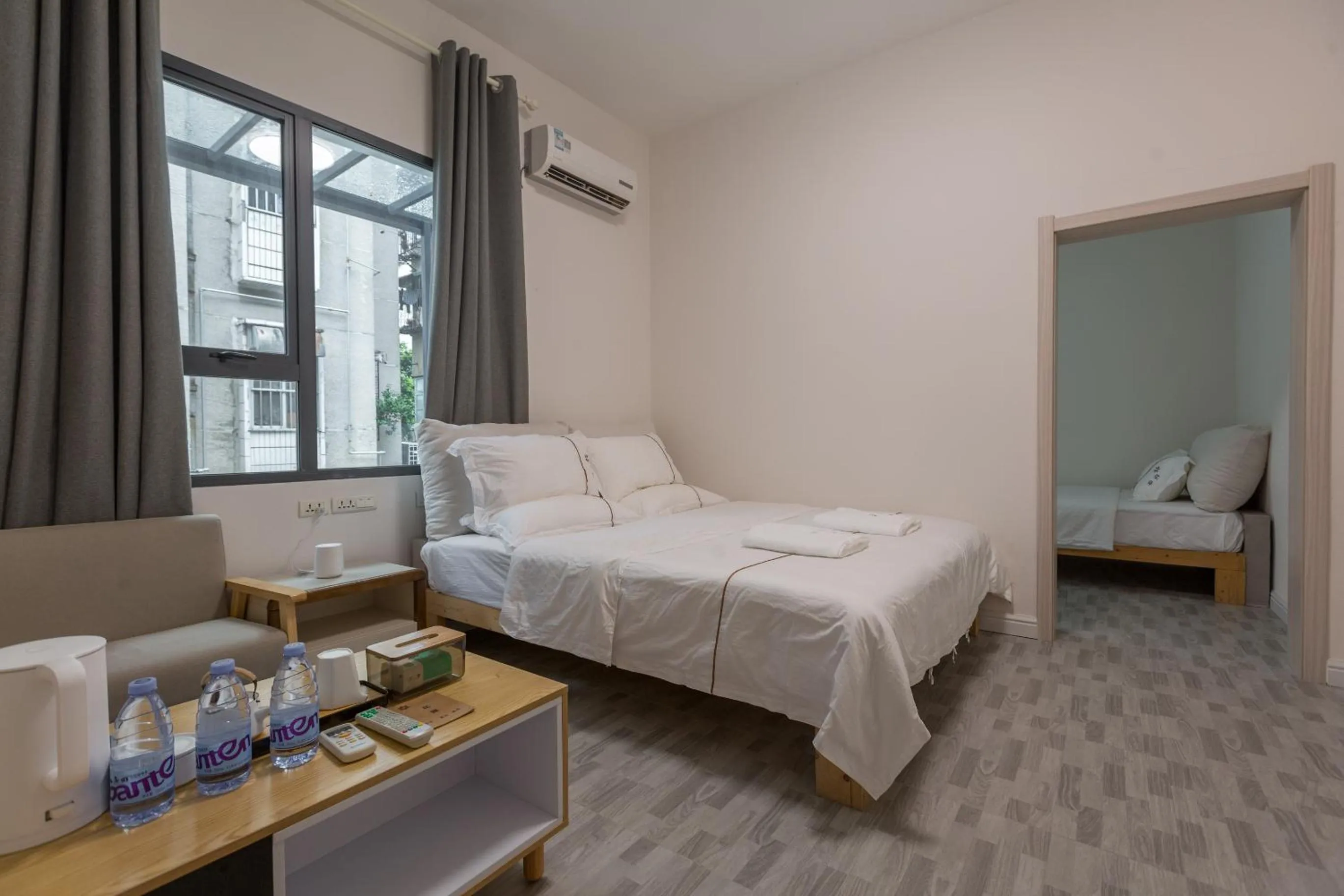 Bed in Guilin Flowers Inn