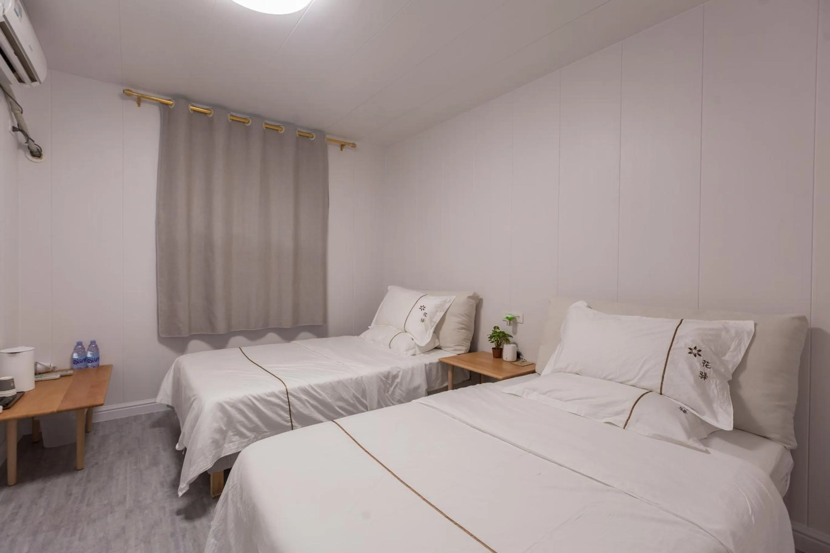 Bed in Guilin Flowers Inn