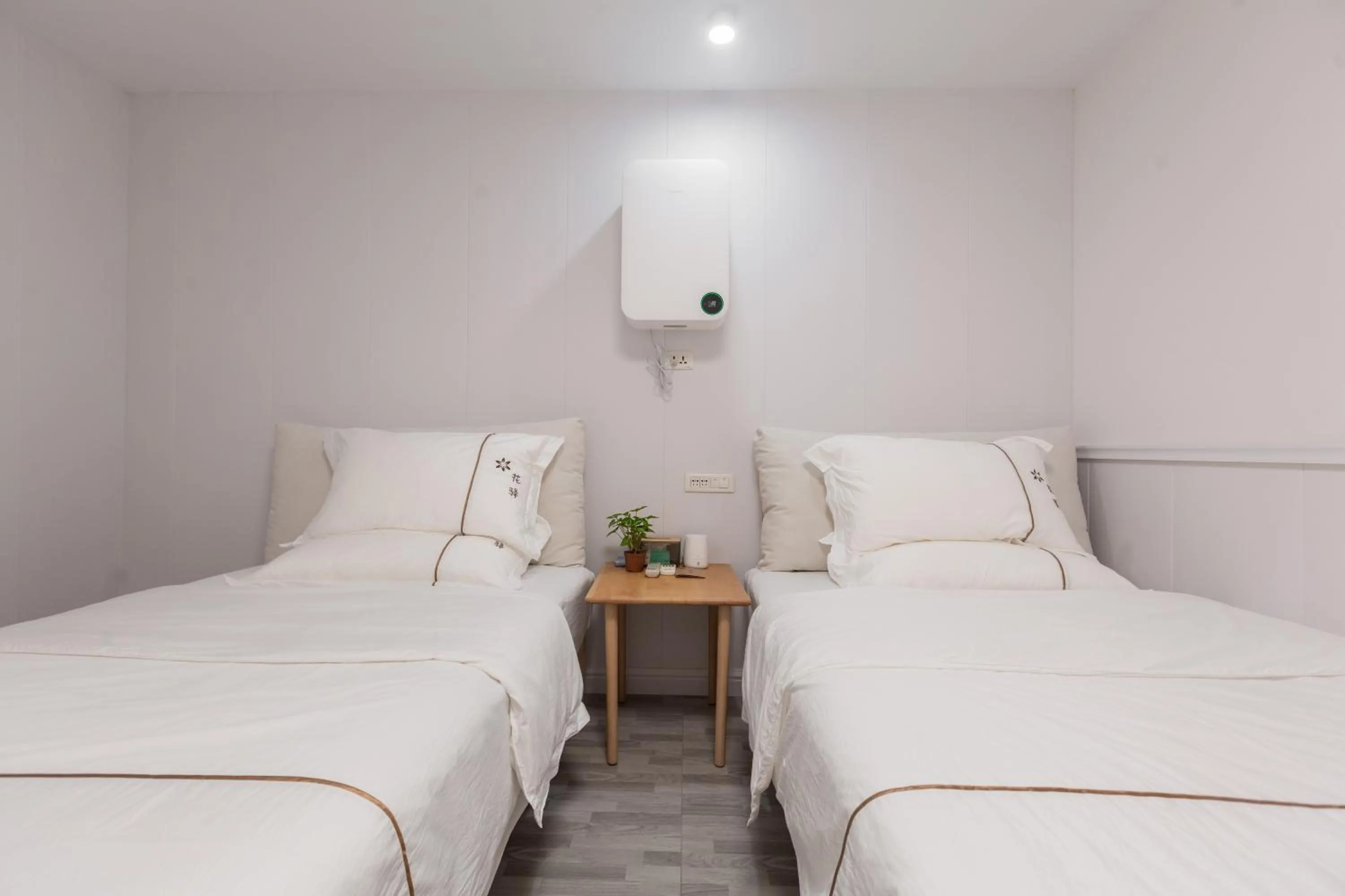 Bed in Guilin Flowers Inn