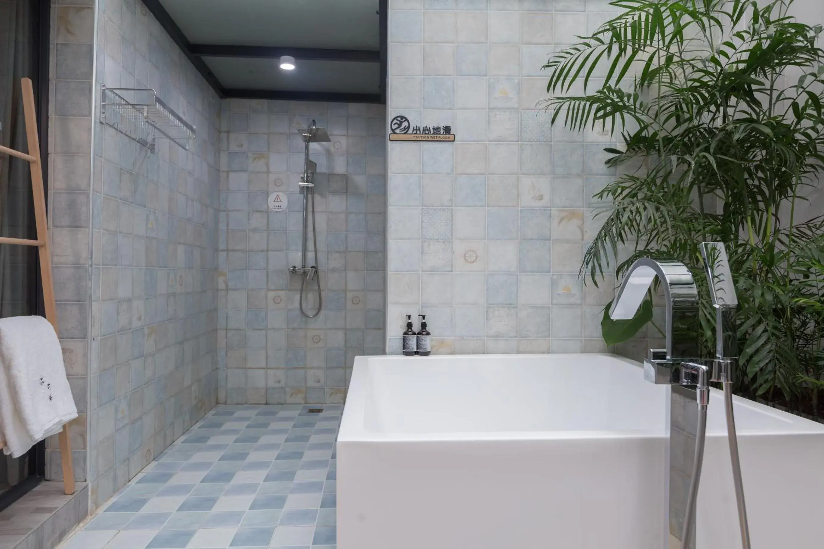 King Room in Guilin Flowers Inn King Room in Guilin Flowers Inn