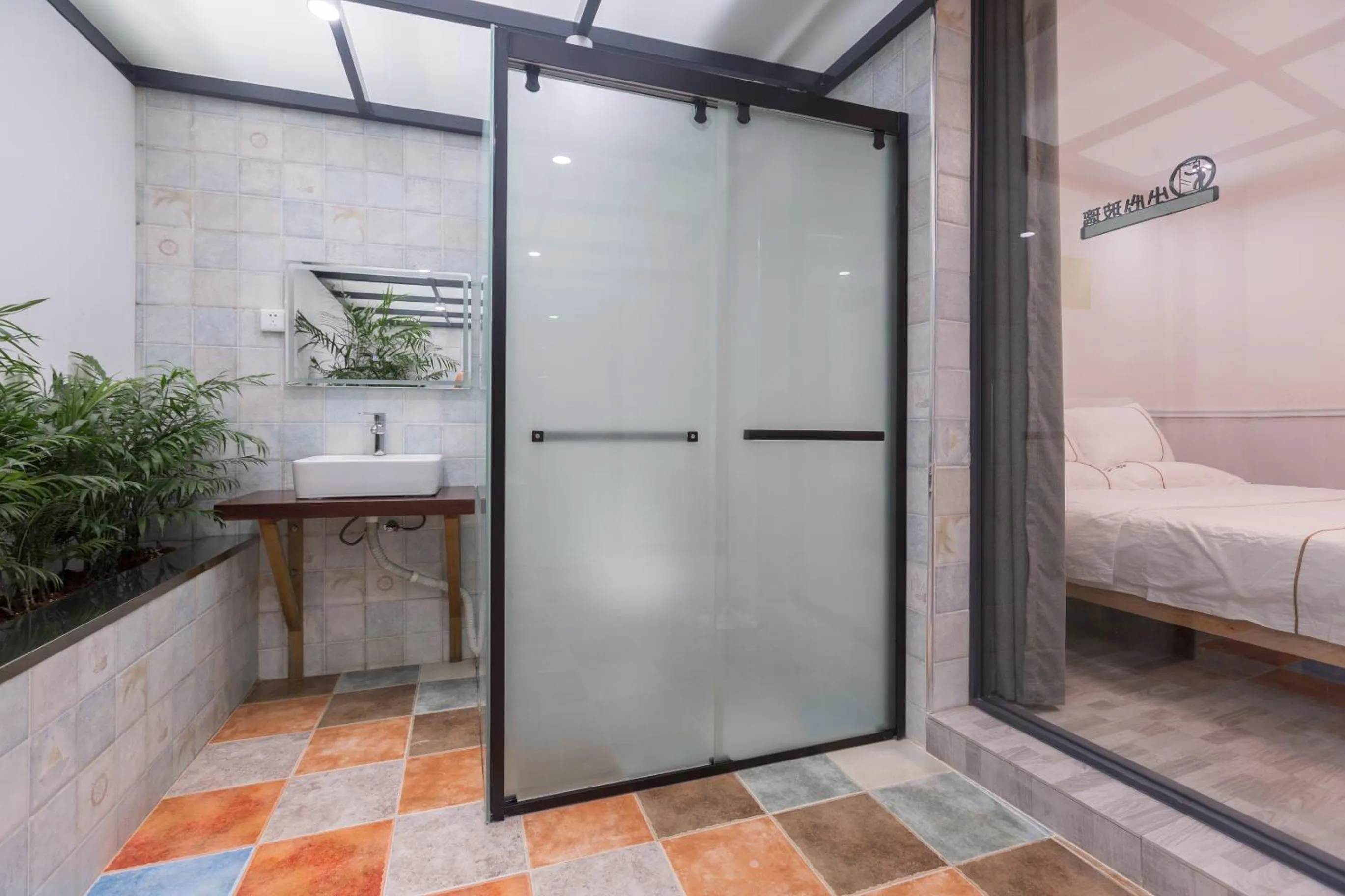 Bathroom, Bed in Guilin Flowers Inn