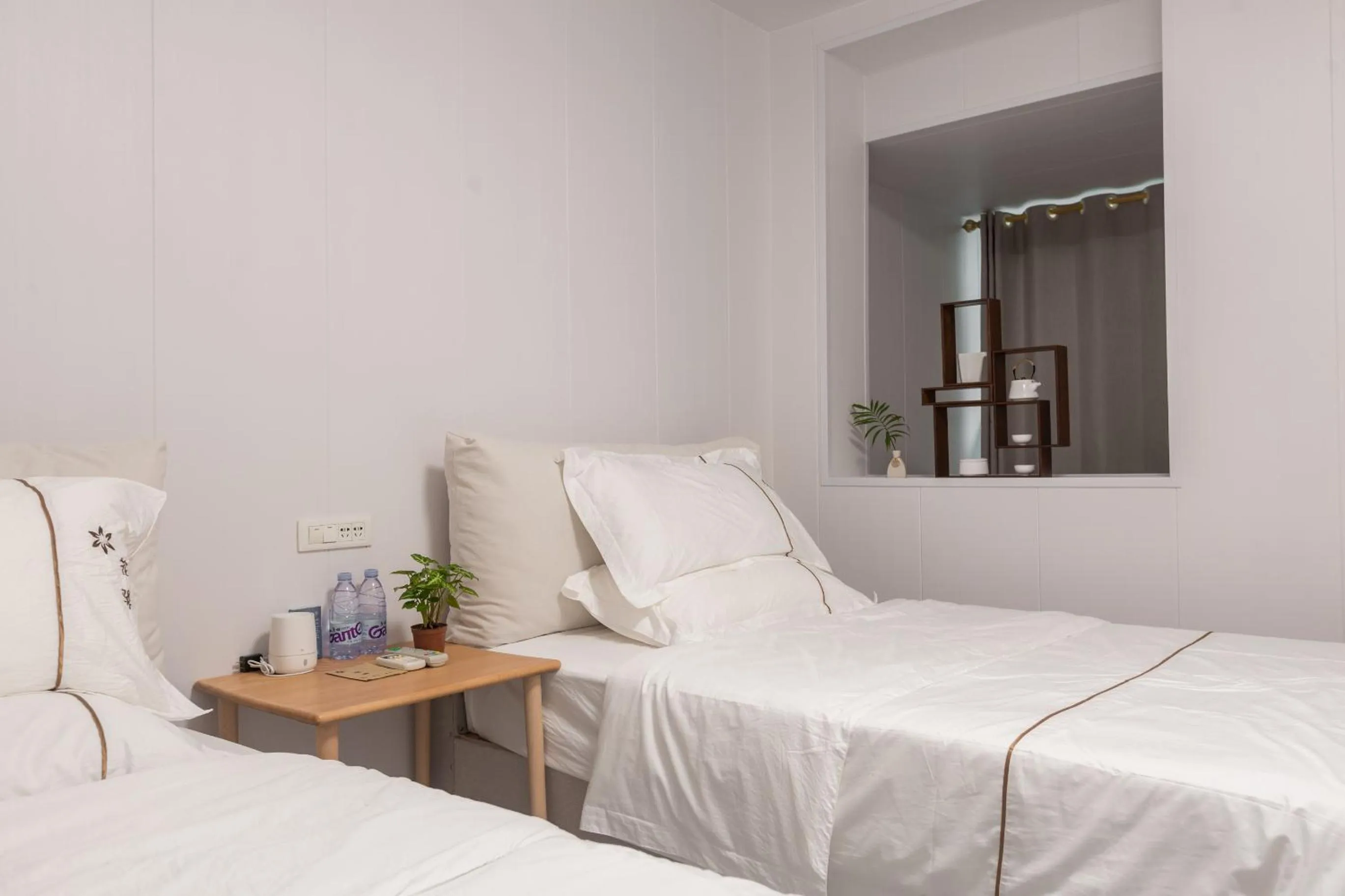 Bed in Guilin Flowers Inn