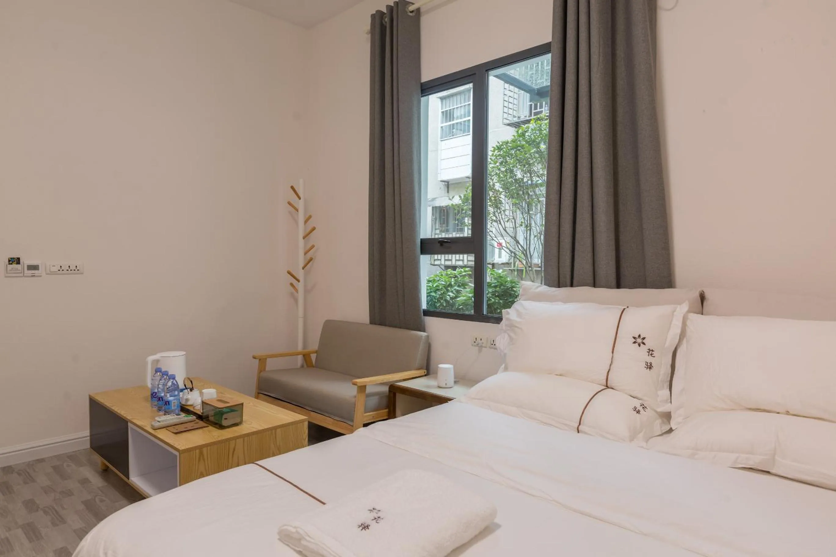 Bed in Guilin Flowers Inn