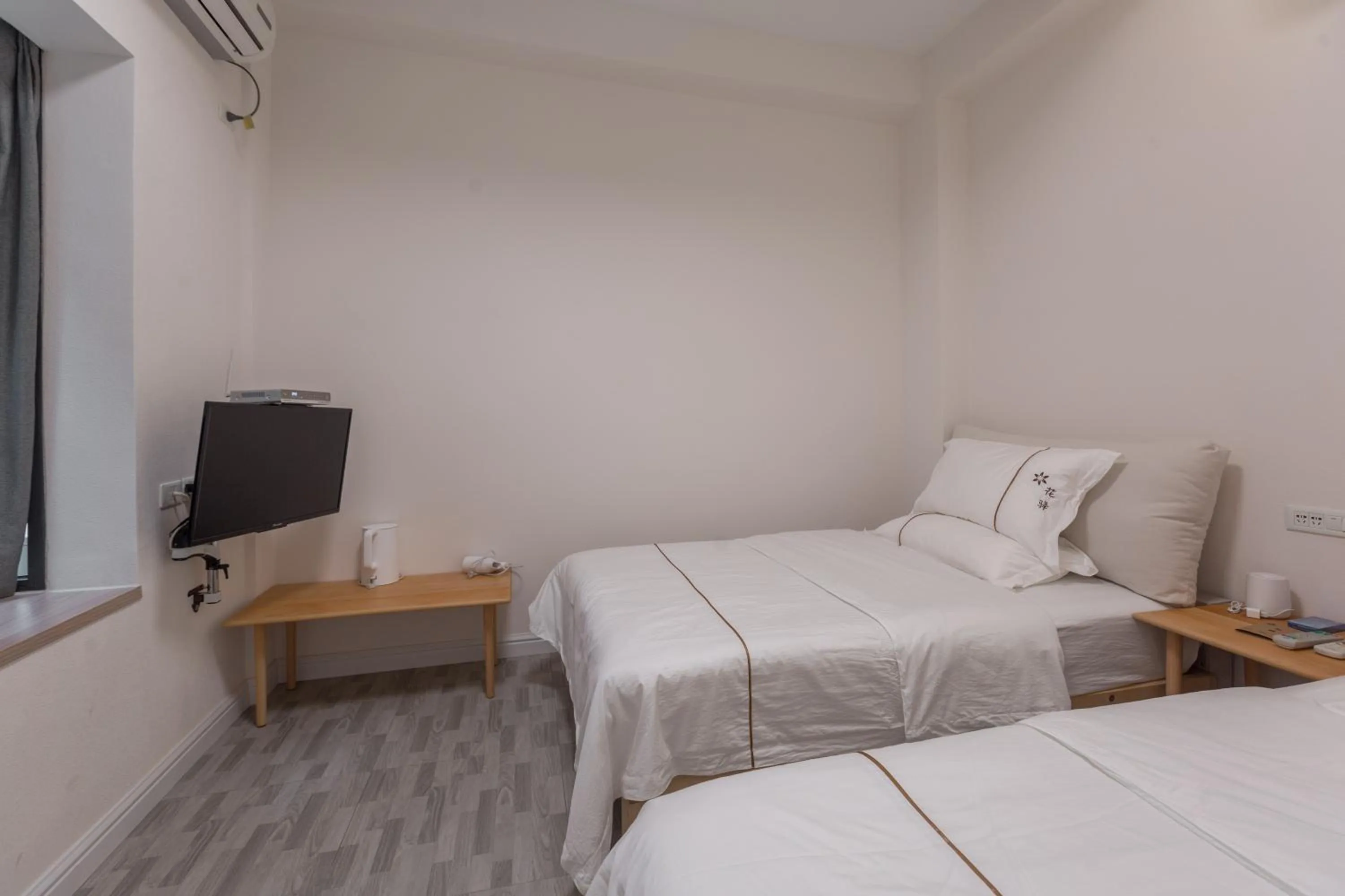 Bed in Guilin Flowers Inn