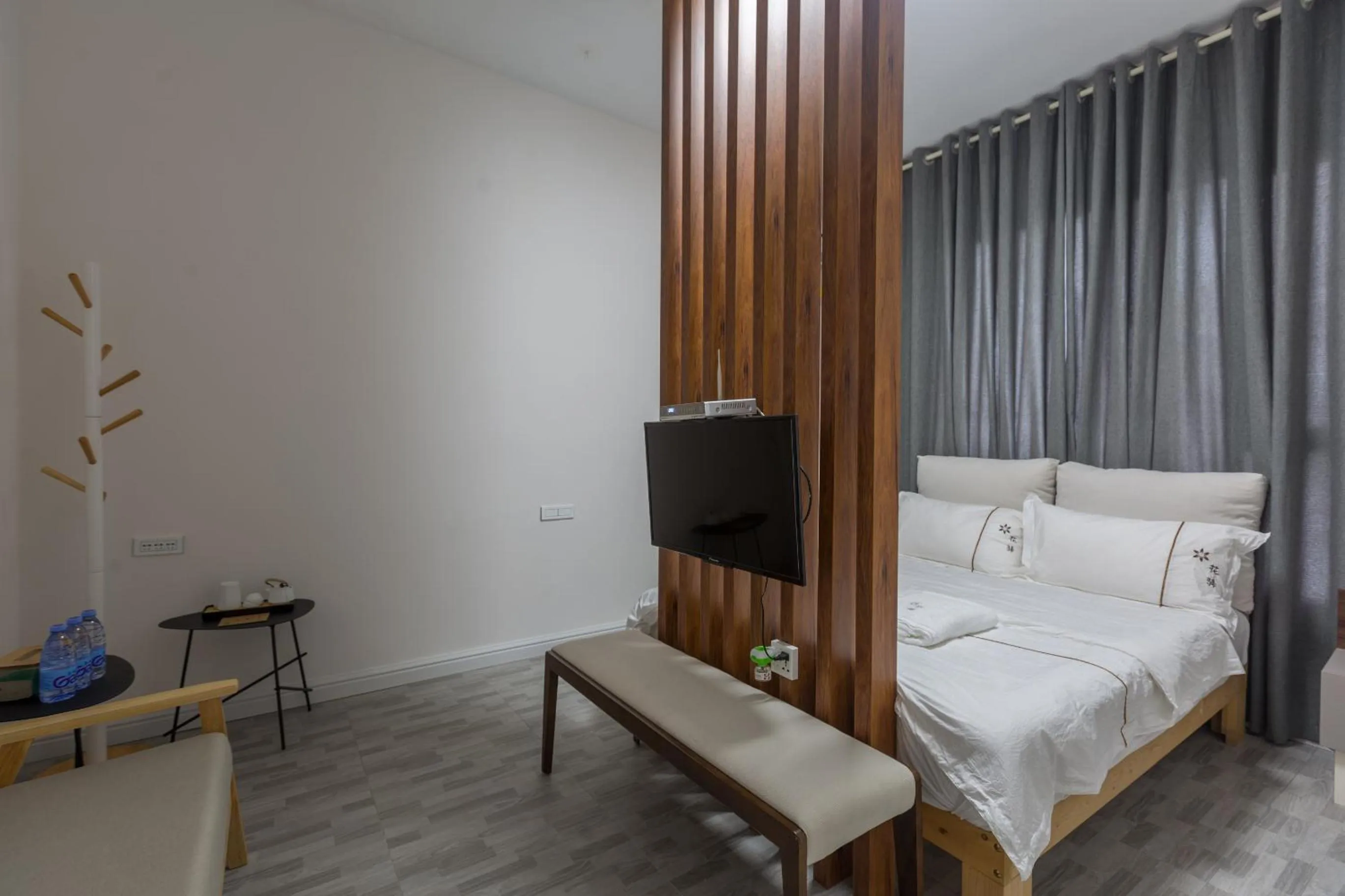 Bed in Guilin Flowers Inn