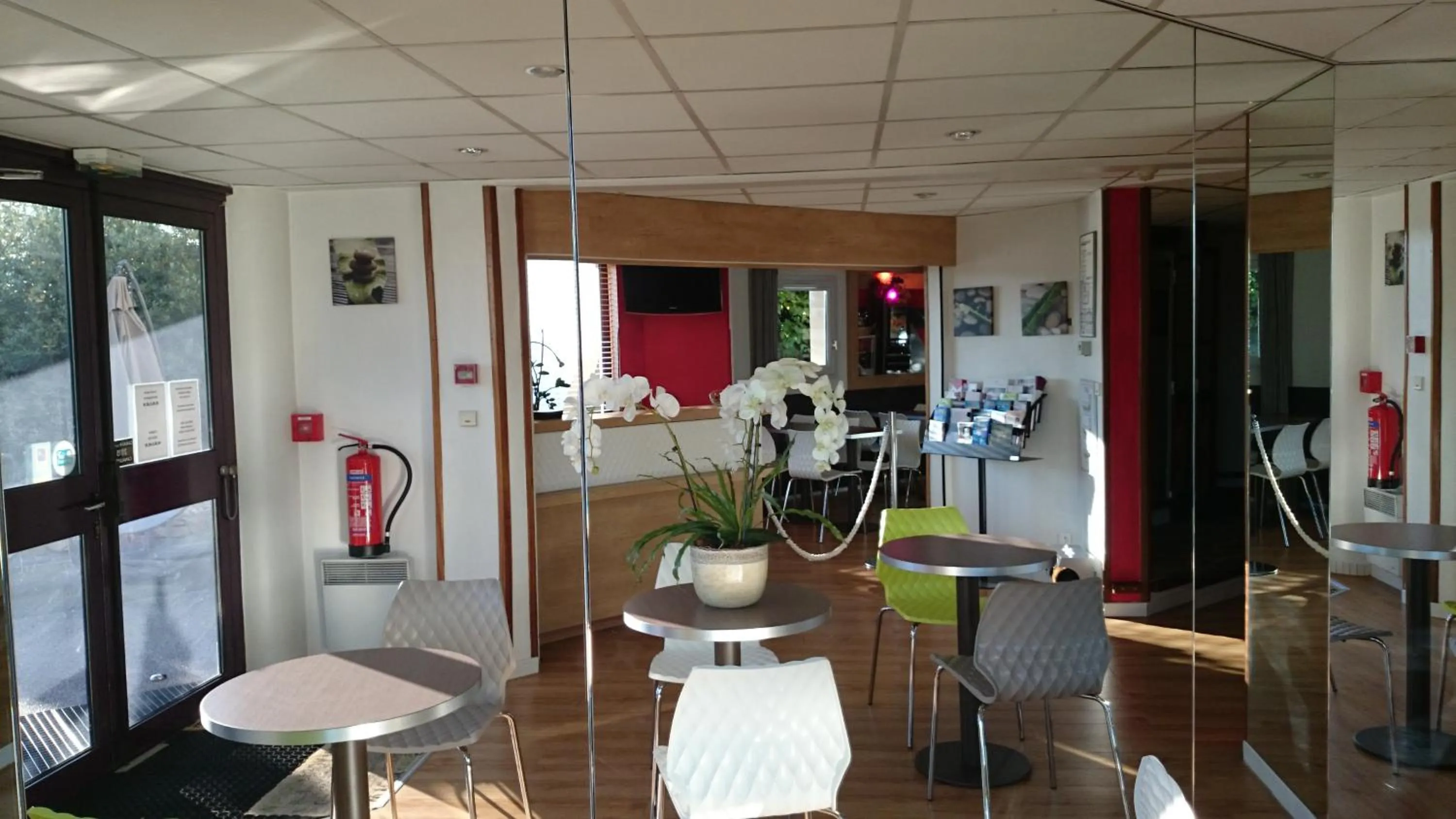 Lobby or reception in A&H PRIVILÈGE Lyon Est - Saint Priest Eurexpo