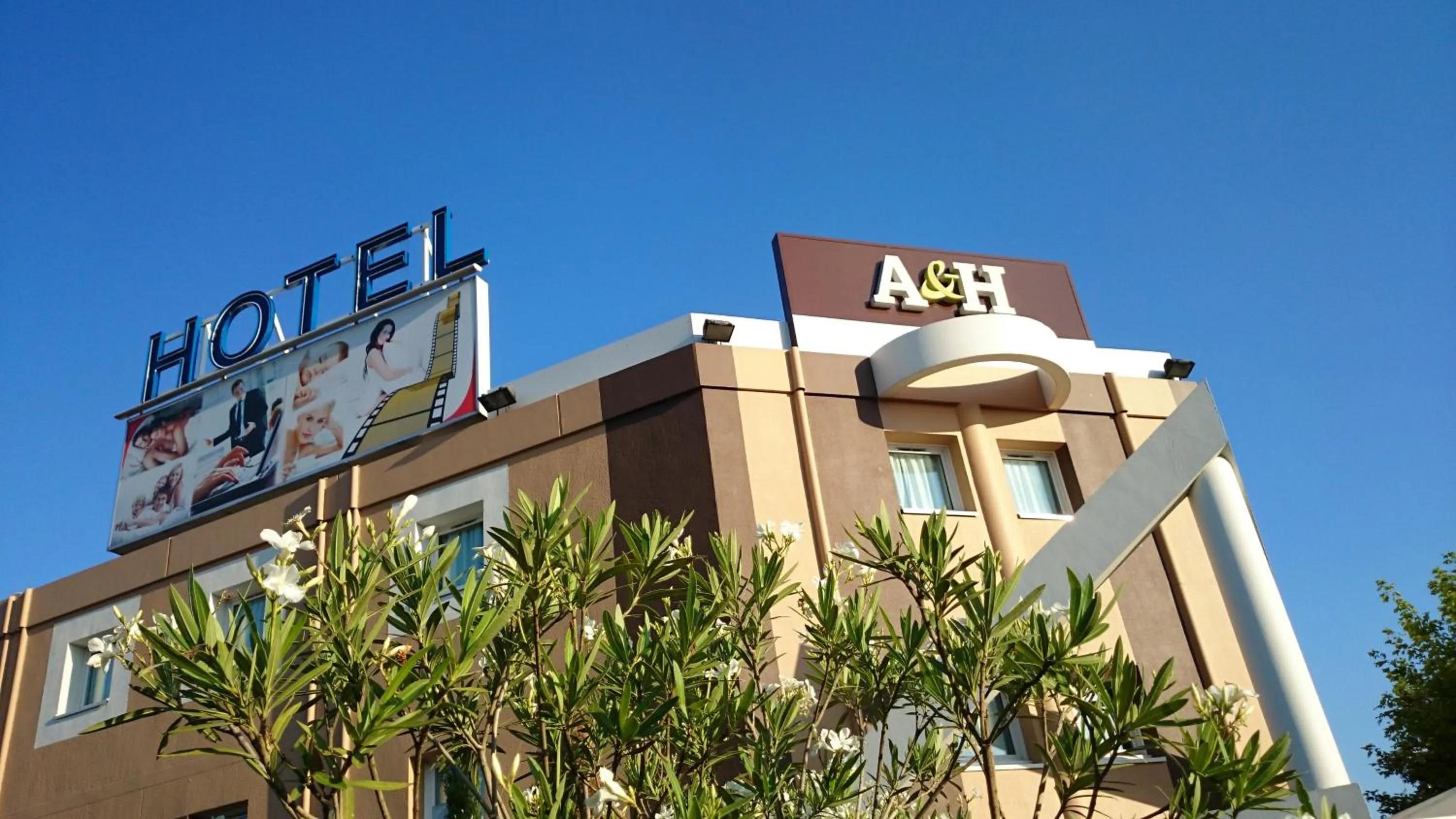 Facade/entrance in A&H PRIVILÈGE Lyon Est - Saint Priest Eurexpo