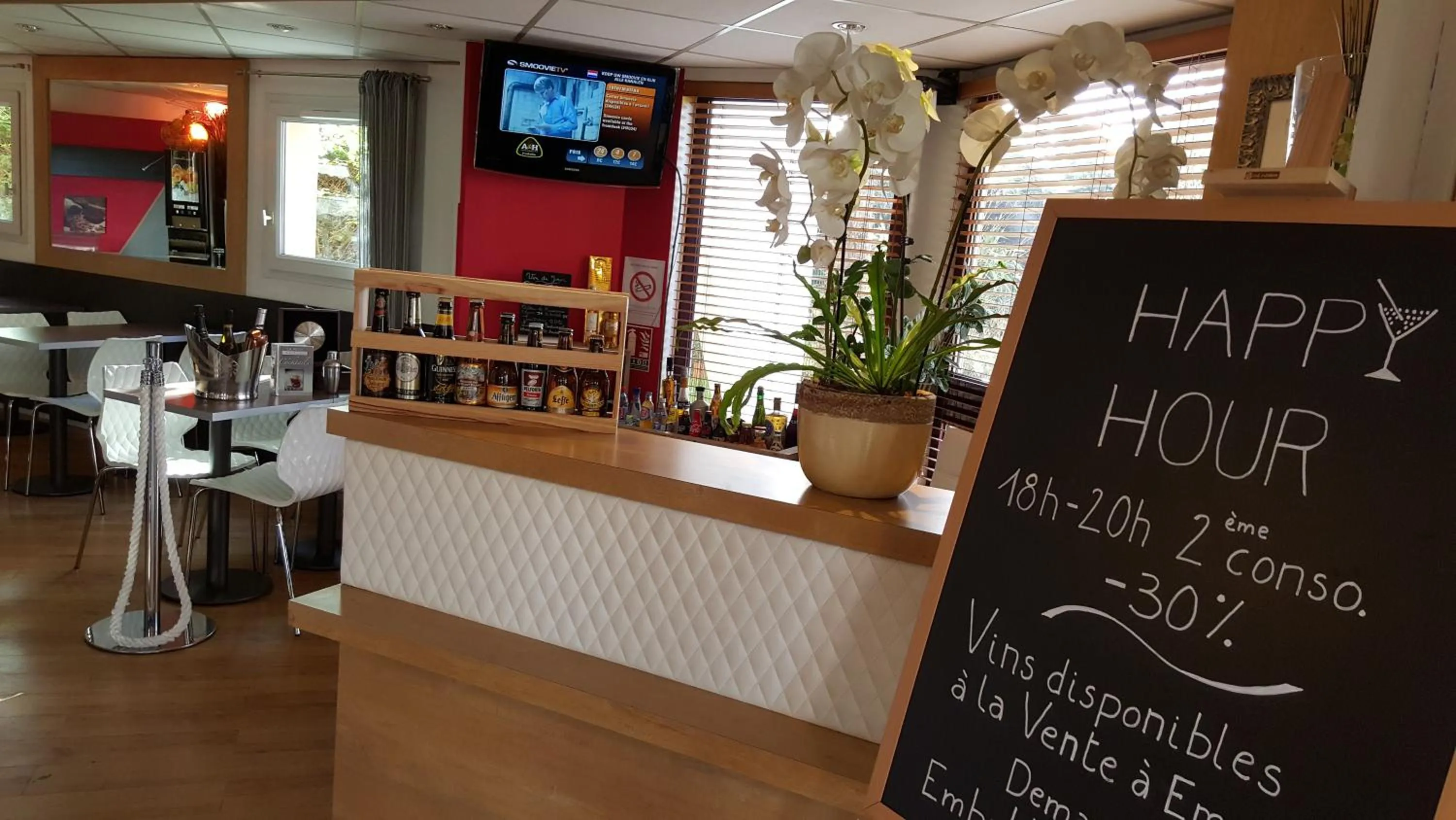 Lounge or bar in A&H PRIVILÈGE Lyon Est - Saint Priest Eurexpo