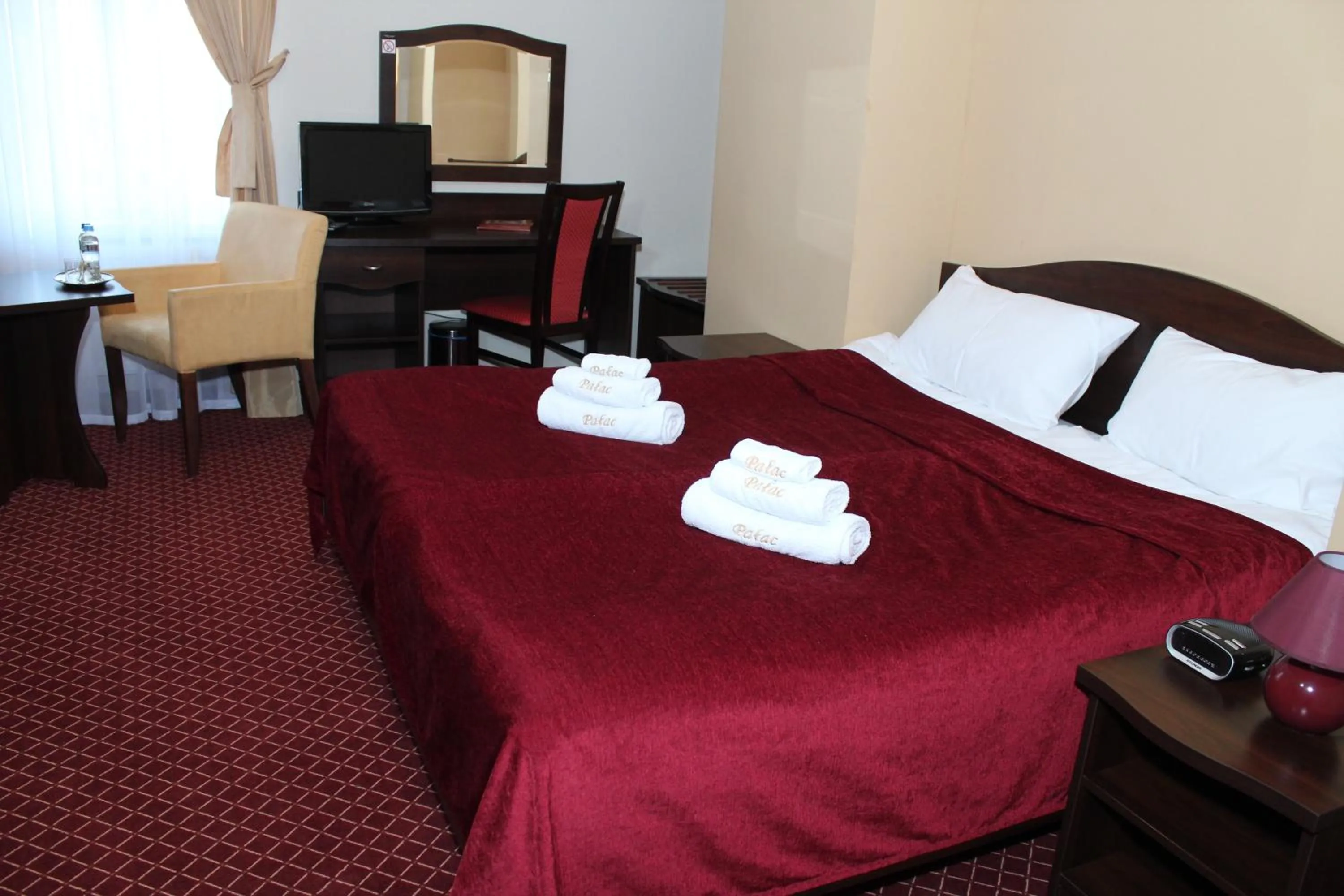 Photo of the whole room, Bed in Pałac Pawłowice