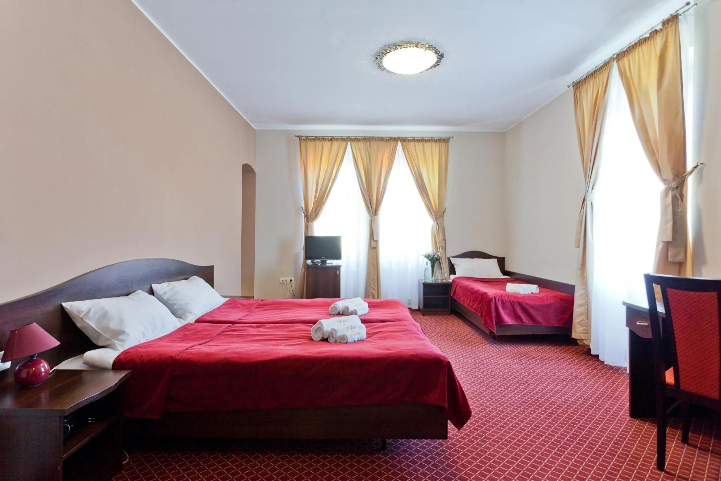 Photo of the whole room, Bed in Pałac Pawłowice