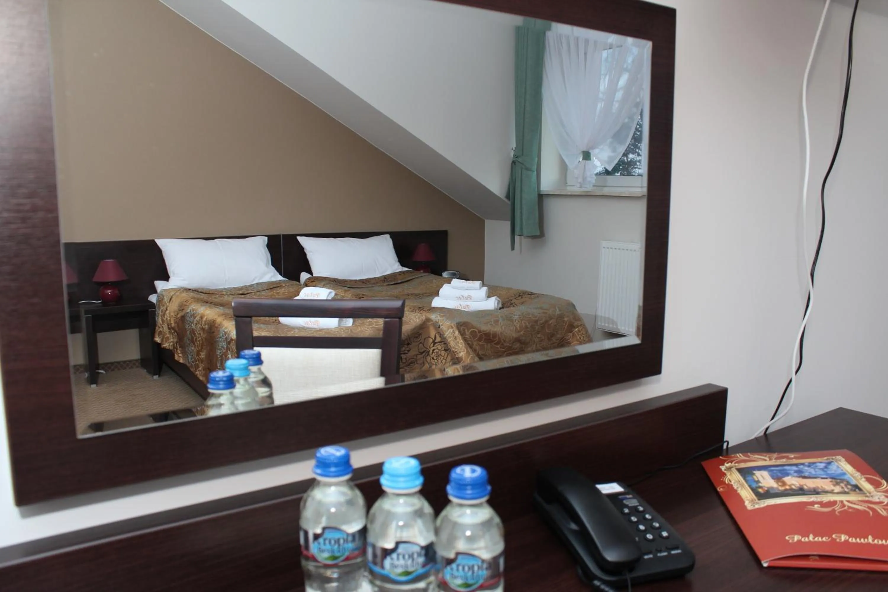 Photo of the whole room, Bed in Pałac Pawłowice